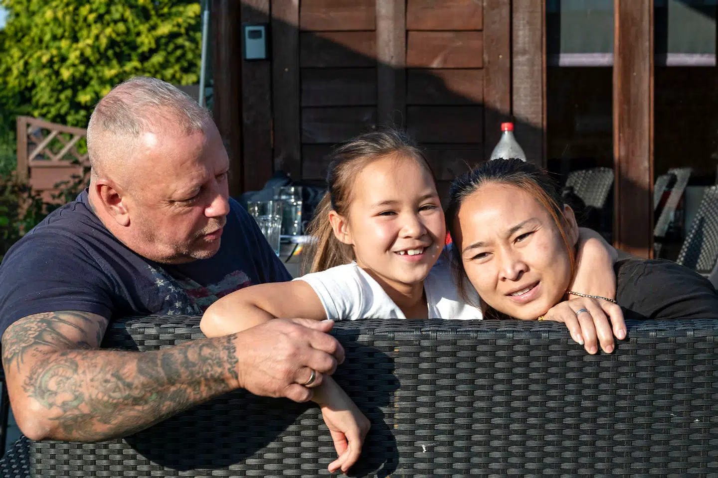 Efter mange, dyre rejser frem og tilbage mellem Danmark og Thailand for at få styr på Baims pas, har familien ikke råd til at rejse med Baem lige nu.