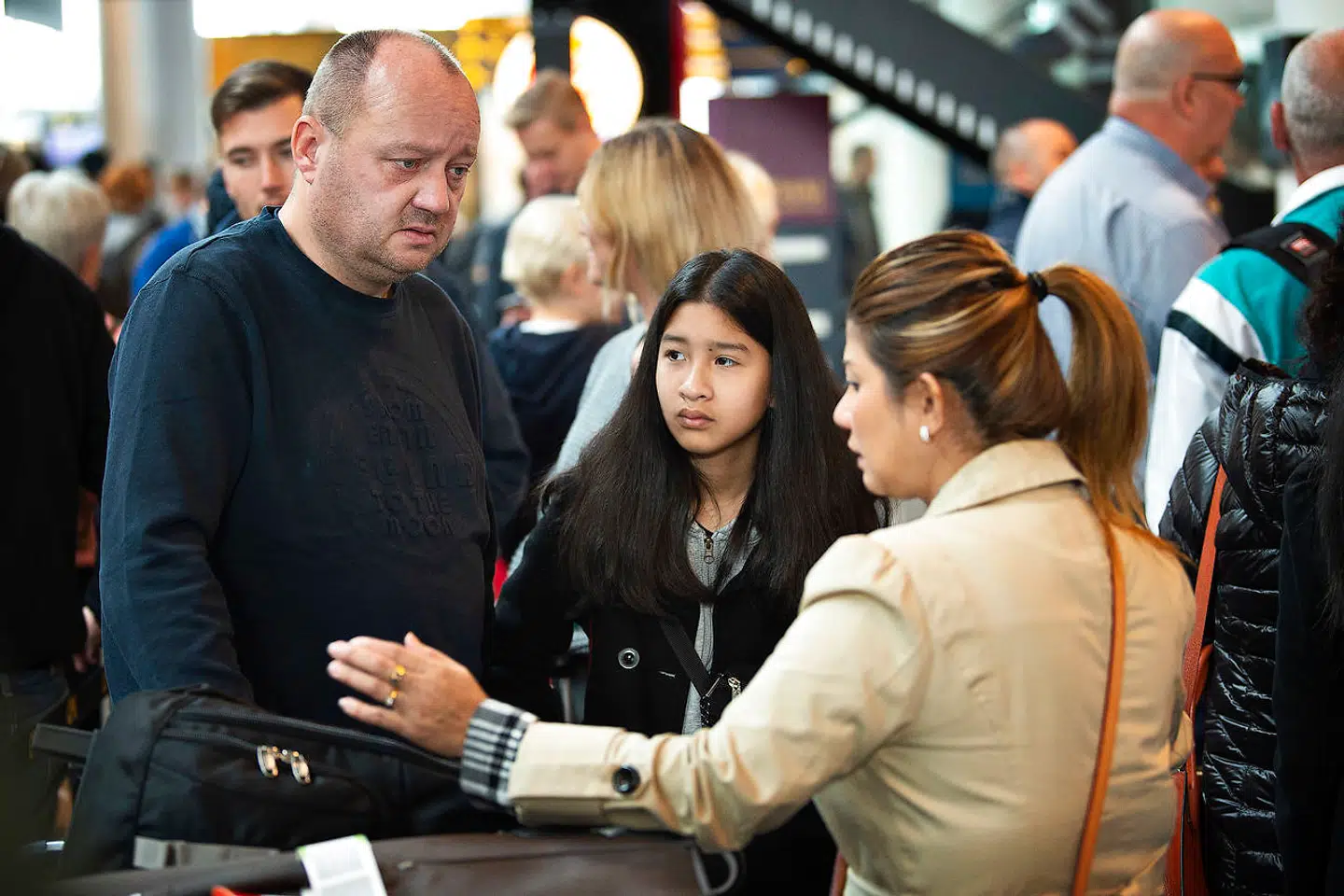 Sagen om Mint, der ikke kan få lov at blive i Danmark hos sin mor, papfar og halvlillebror. Her ved afrejse fra Københavns Lufthavn. Frank Thøgersen (papfar i blåt), Ratre Thøgersen (mor i lys frakke) og Atcharapan 'Mint' Yaungyai (pigen). Der var desuden venner af familien til stede.
