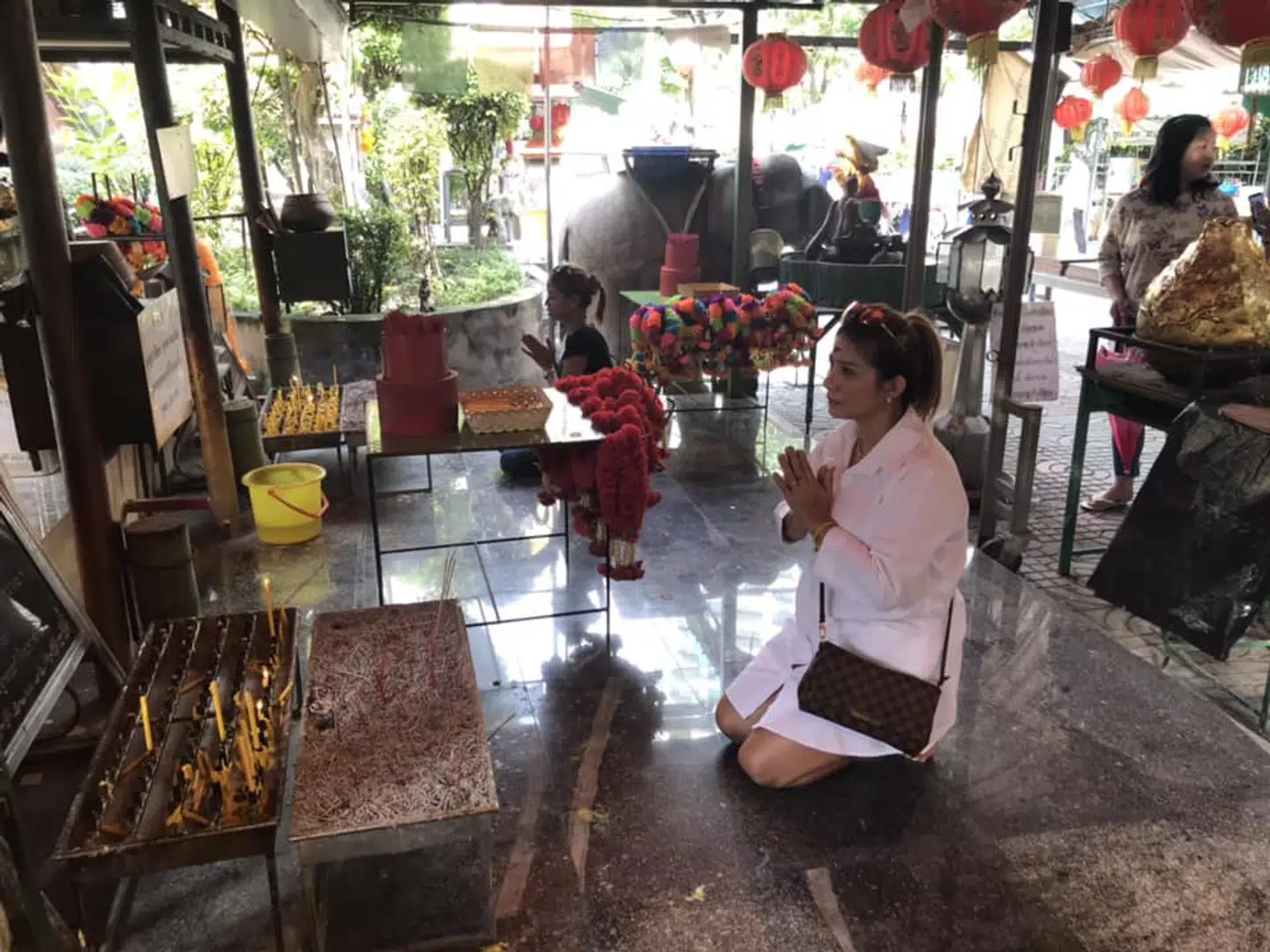 Mints mor, Ratre Thøgersen, har brugt fire timer i templet i dag for at bede de højere magter om hjælp.