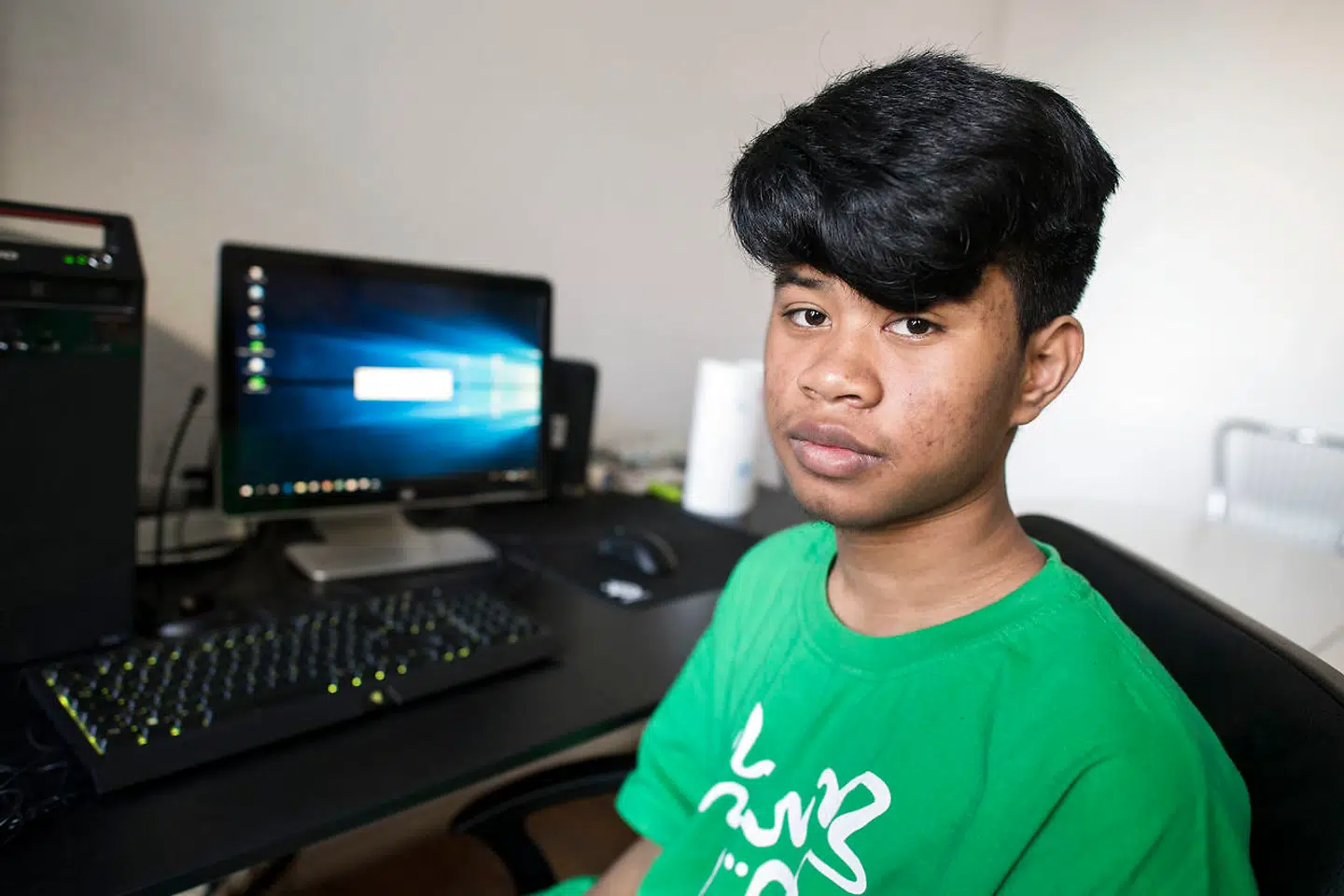 Birdie går ikke rigtig i skole i Tyskland, så han bruger tiden på bl.a. at spille computer.