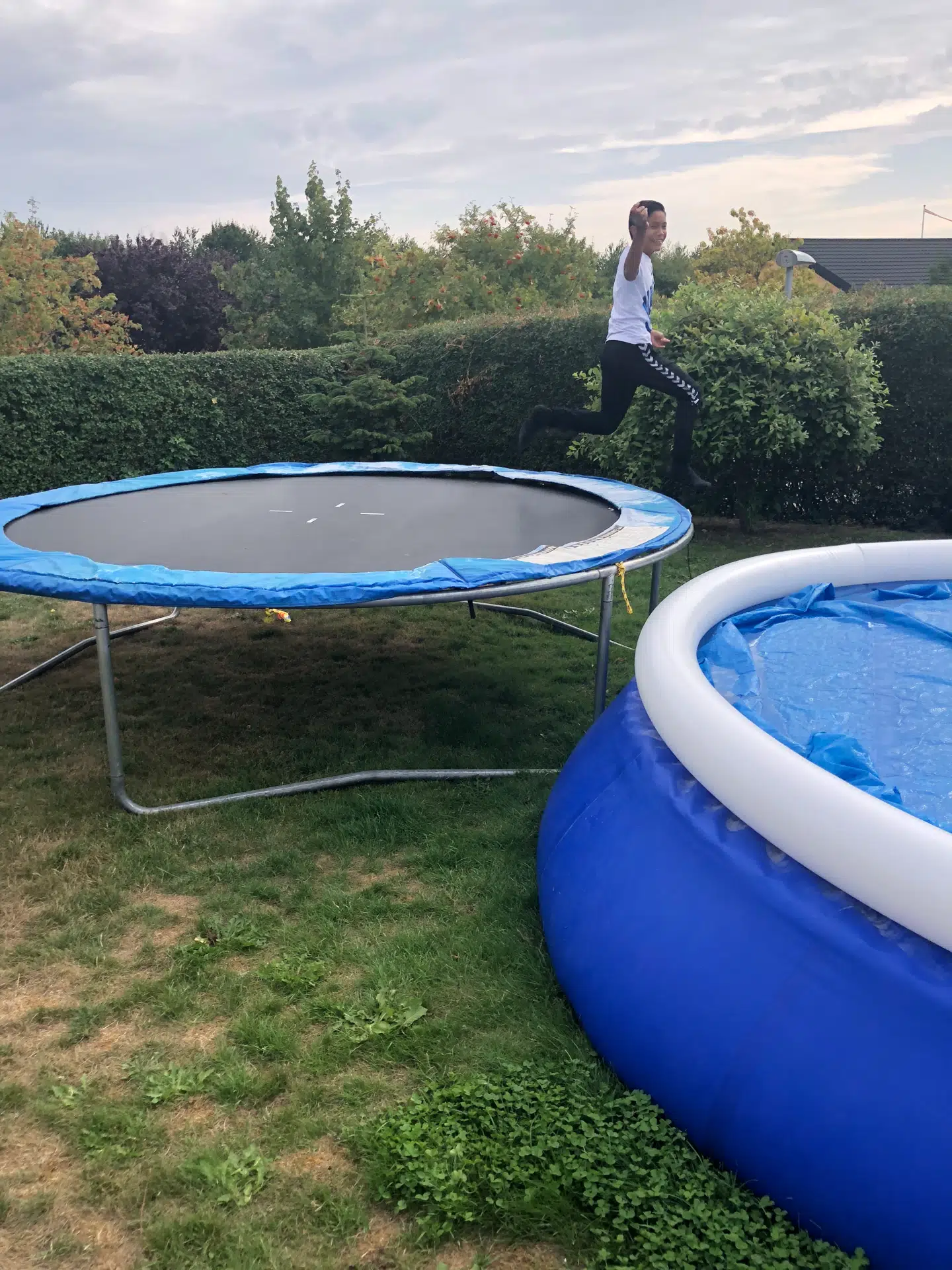 Peter på trampolinen hjemme i haven i Aarhus.