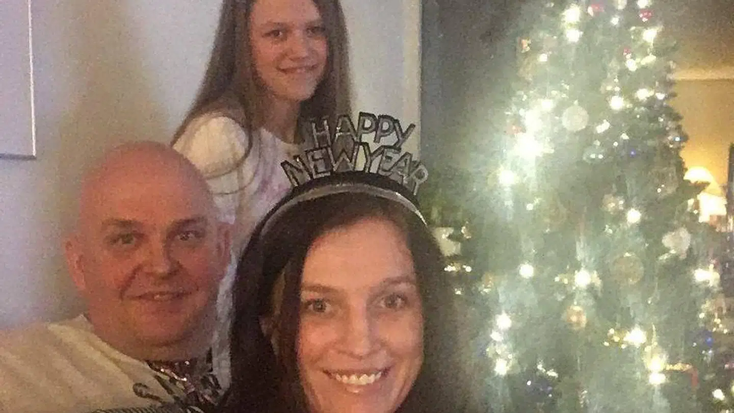 Mens familien Unger stadig troede på, at 2018 ville blive et lykkeligt år. Her er Kateryna sammen med sin stedfar Søren og mor Iryna.