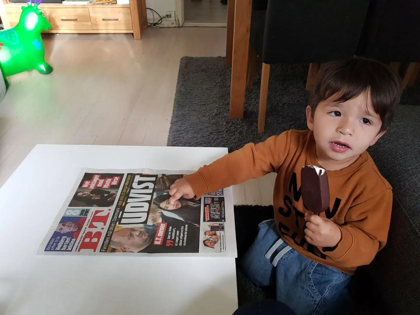 Mints halvbror på tre år har svært ved at forstå, hvor hans søster og mor er.