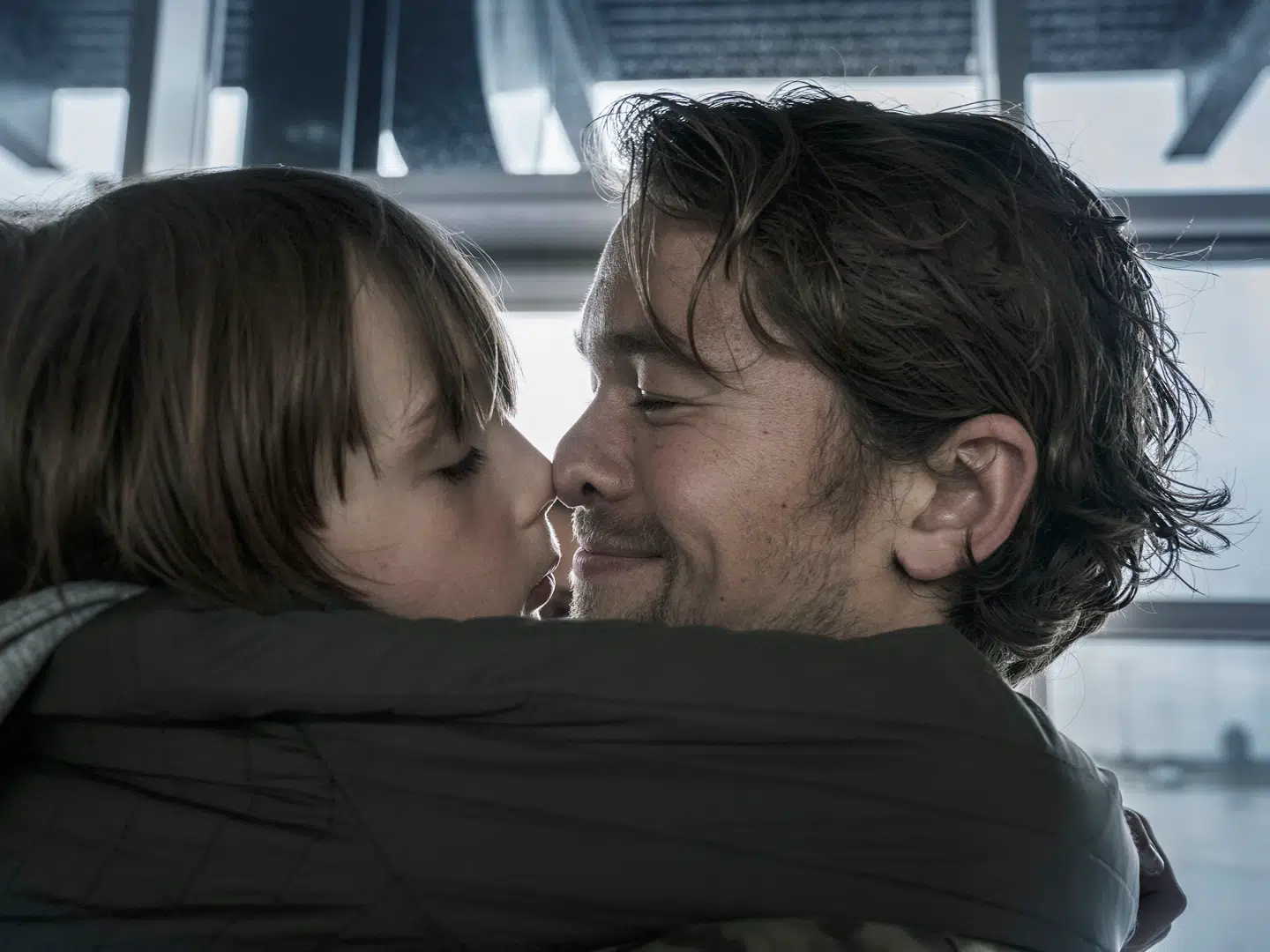 Peter (Jakob Oftebro) og sønnen Max (Jens Ferdinand Holmberg) i TVs actiondrama 'Kriger'.