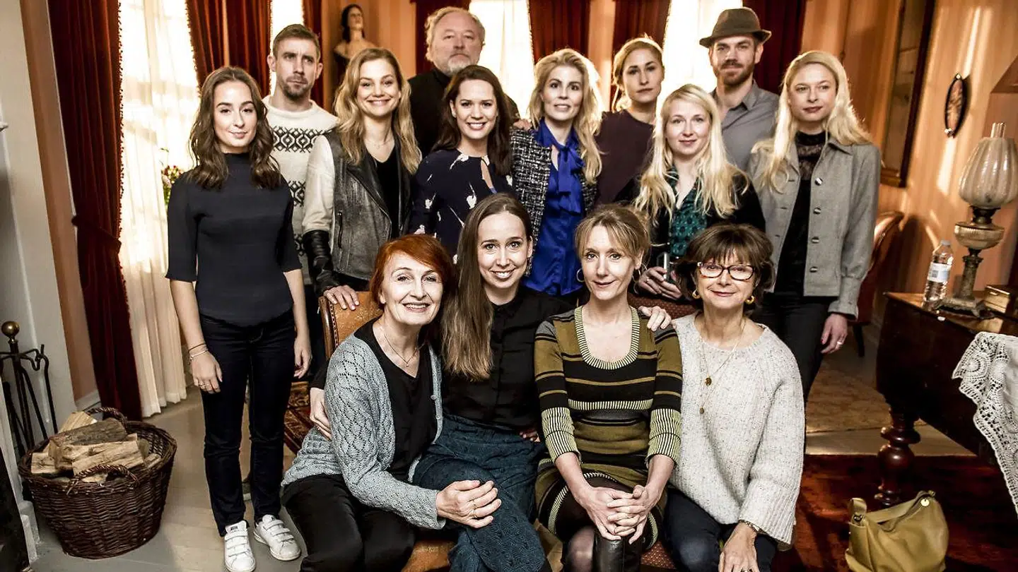 Pressemøde på 'Badehotellet' i januar. Godt to måneder efter meddelte Rosalinde Mynster, at hun ikke er med i den kommende sæson.