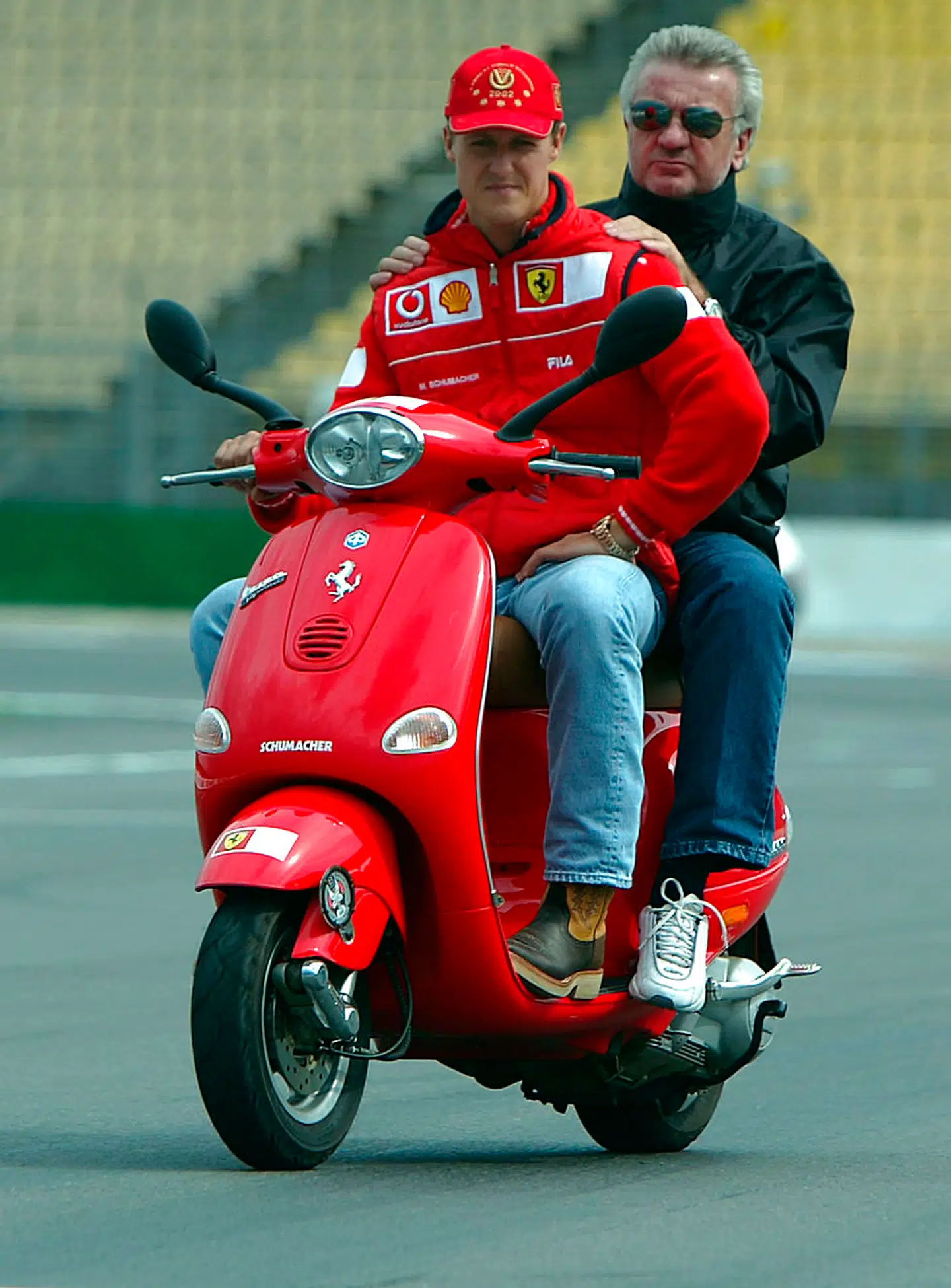 Michael Schumacher giver Willi Weber et lift på Hockenheim-banen i 2002.