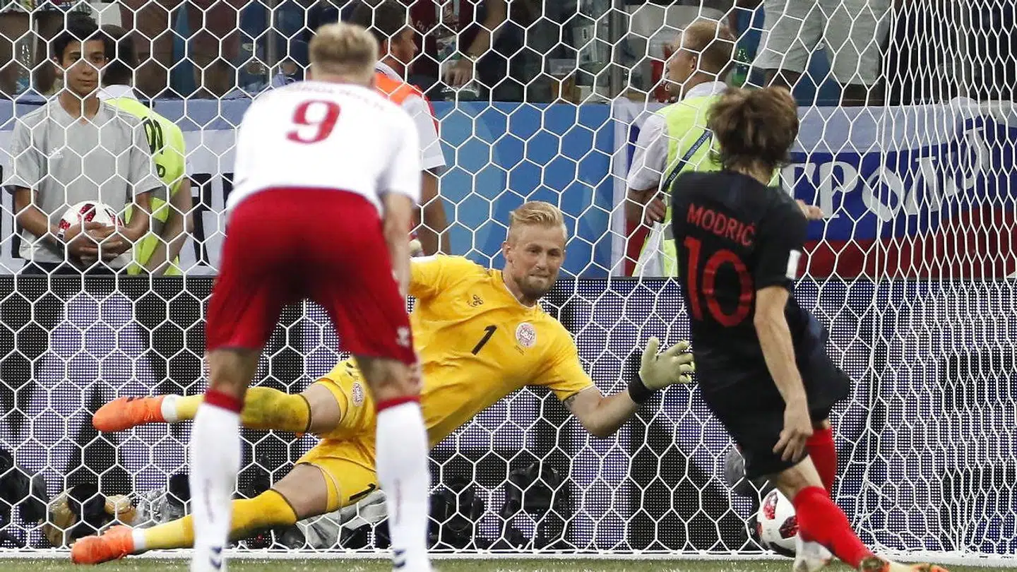 Kasper Schmeichel redder et straffespark fra verdensstjernen Luka Modric i ottendedelsfinalen mellem Danmark og Kroatien.