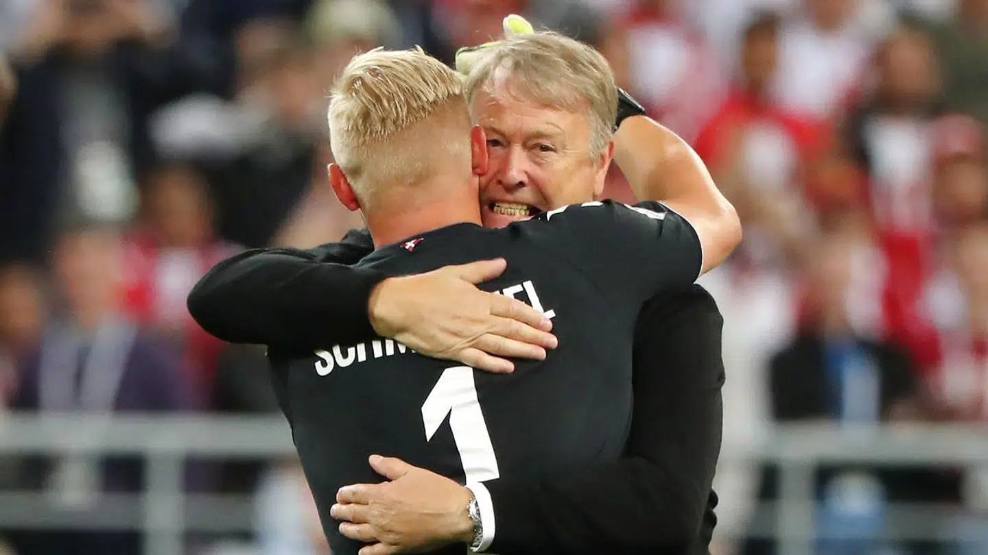 Kasper Schmeichel fejrer sejren over Peru med landstræner Åge Hareide.