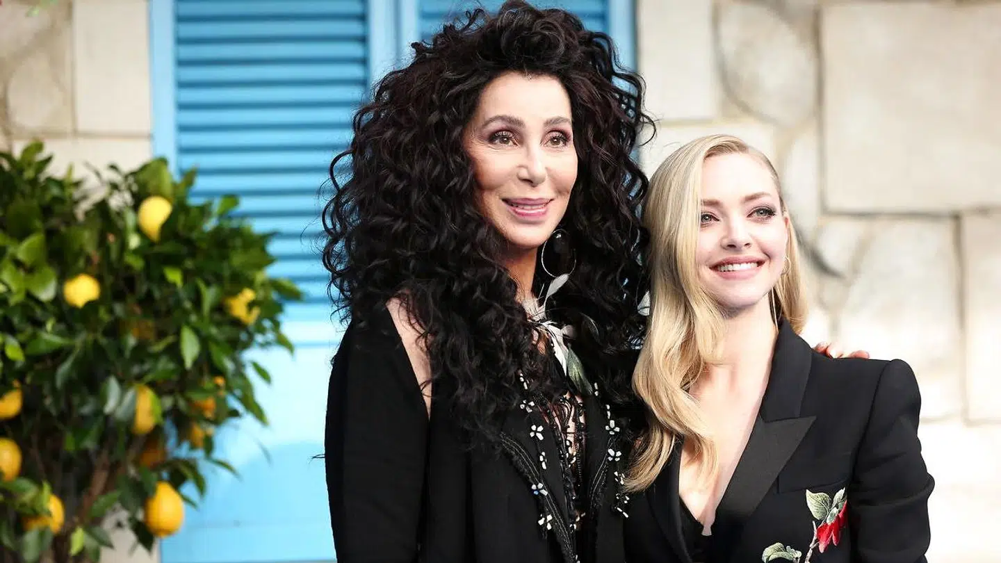 Cher og Amanda Seyfried ved verdenspremieren på 'Mamma Mia! Here We Go Again!' Cher spiller også med i filmen i rollen som den distræte mormor med divanykker.