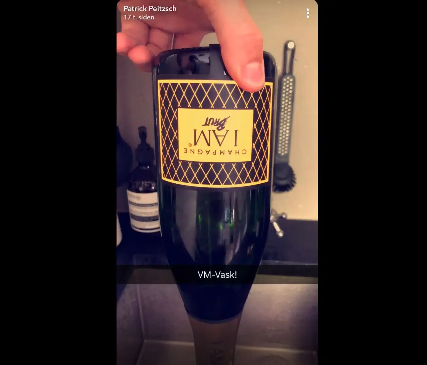 Patrick Peitzsch hælder 'I Am'-champagne til omkring 350 kr. i vasken.