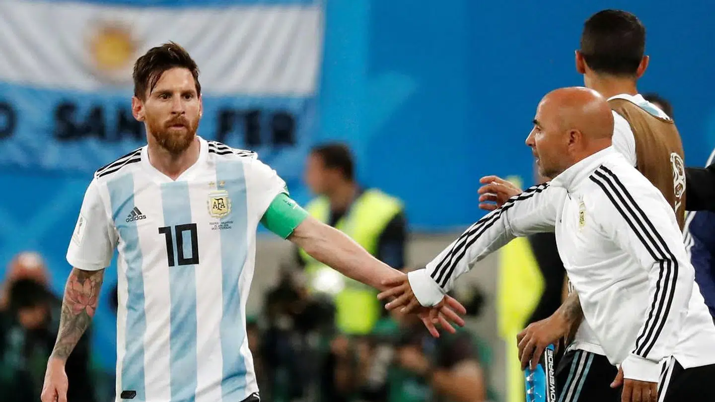 Lionel Messis og Jorge Sampaolis veje skilles. REUTERS/Toru Hanai
