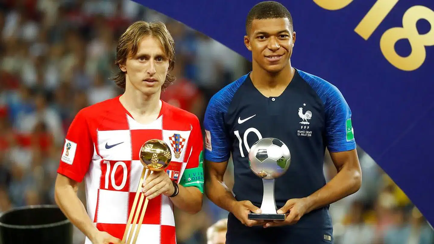Luka Modric og Kylian Mbappe poserer med deres FIFA-priser. REUTERS/Kai Pfaffenbach