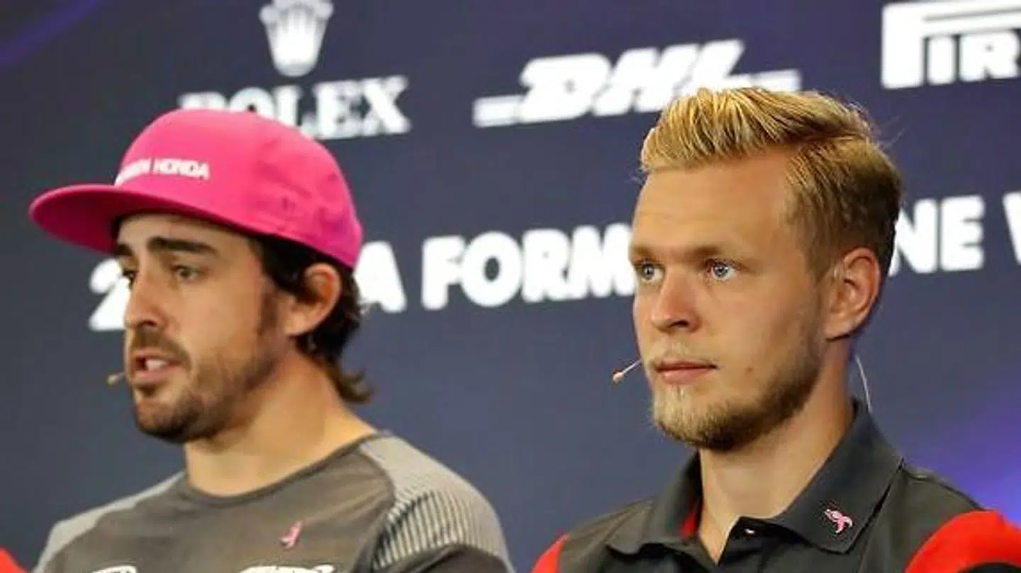 Fernando Alonso og Kevin Magnussen er og bliver formentlig aldrig perlevenner. (Foto: Clive Mason/Getty Images/AFP)