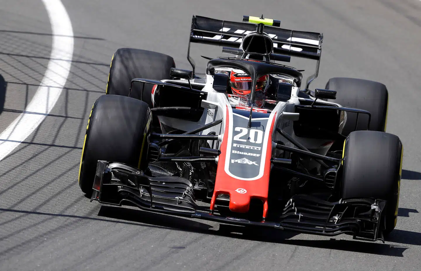 Magnussen kæmpede efter tidligt sammenstød. (AP Photo/Luca Bruno)