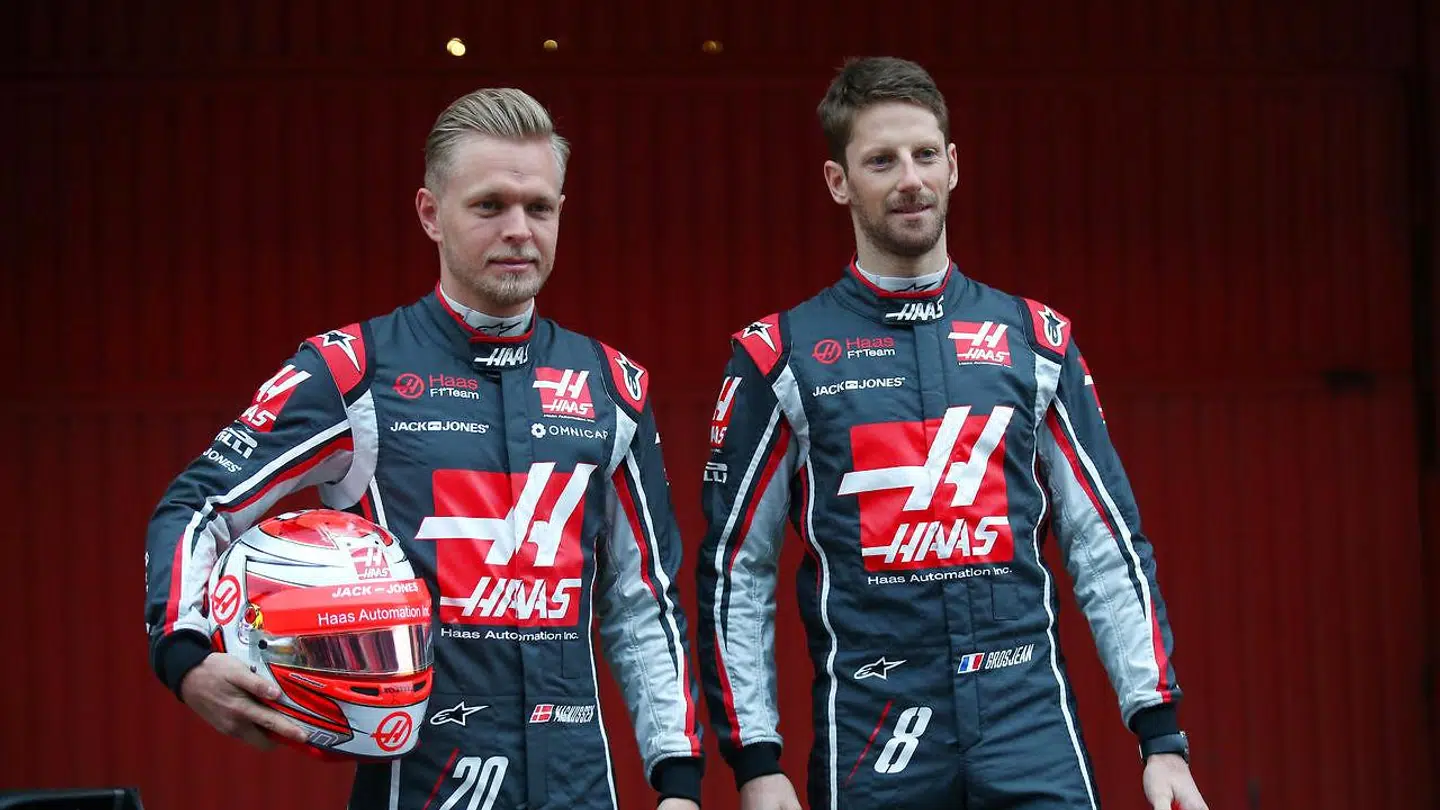 Romain Grosjean og Kevin Magnussen skal uden tvivl have en alvorssnak efter løbet i England. (REUTERS/Albert Gea)