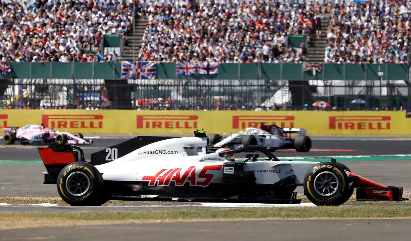 Kevin Magnussen kæmpede videre trods det tidlige sammenstød. (AP Photo/Luca Bruno)