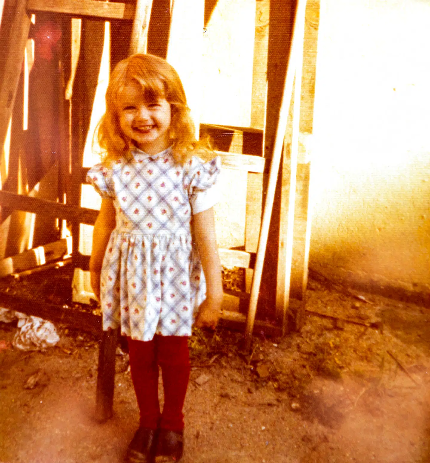 Udadtil voksede Tannie op i en sund og harmonisk kernefamilie med mor, far og en lillesøster, men i virkeligheden levede Tannie, fra hun var helt lille, i konstant angst for sin far.