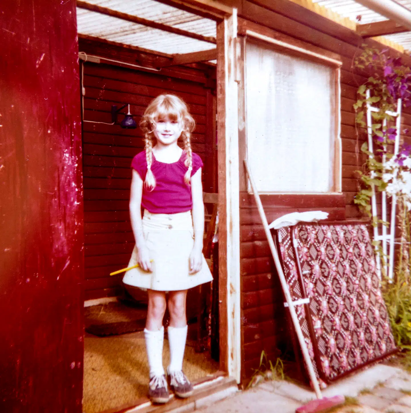 Tannie husker, at hendes fars overgreb på hende begyndte, da hun var omkring otte år. Hun forsøgte at fortælle om det, men hun fik ikke nogen hjælp.