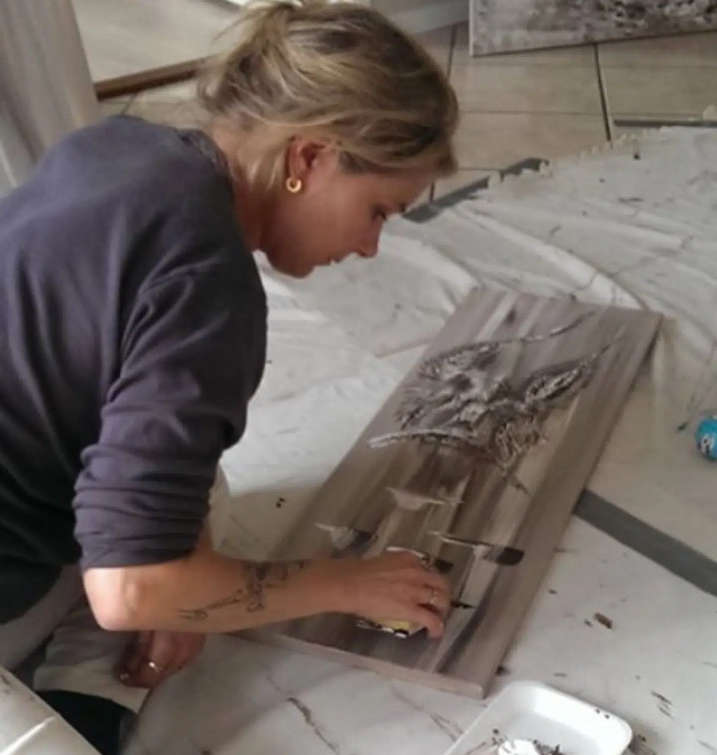 Tannie har malet og skrevet gennem det meste af sit liv. Begge dele har en terapeutisk virkning på hende. (PRIVATFOTO)