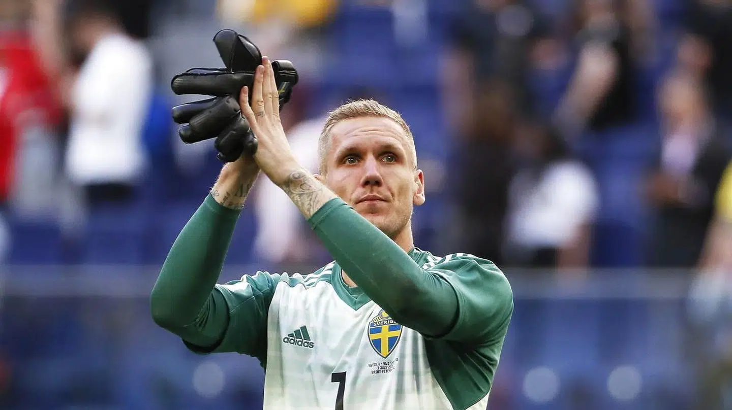 Robin Olsen klapper af de svenske fans efter sejren i 1/8-finalen på 1-0 mod Schweiz.