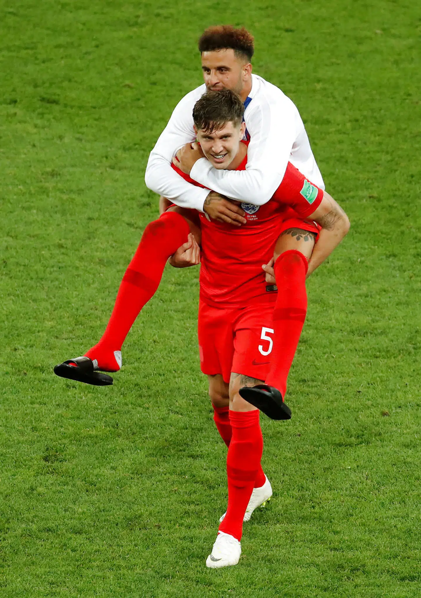 John Stones bærer på Kyle Walker.