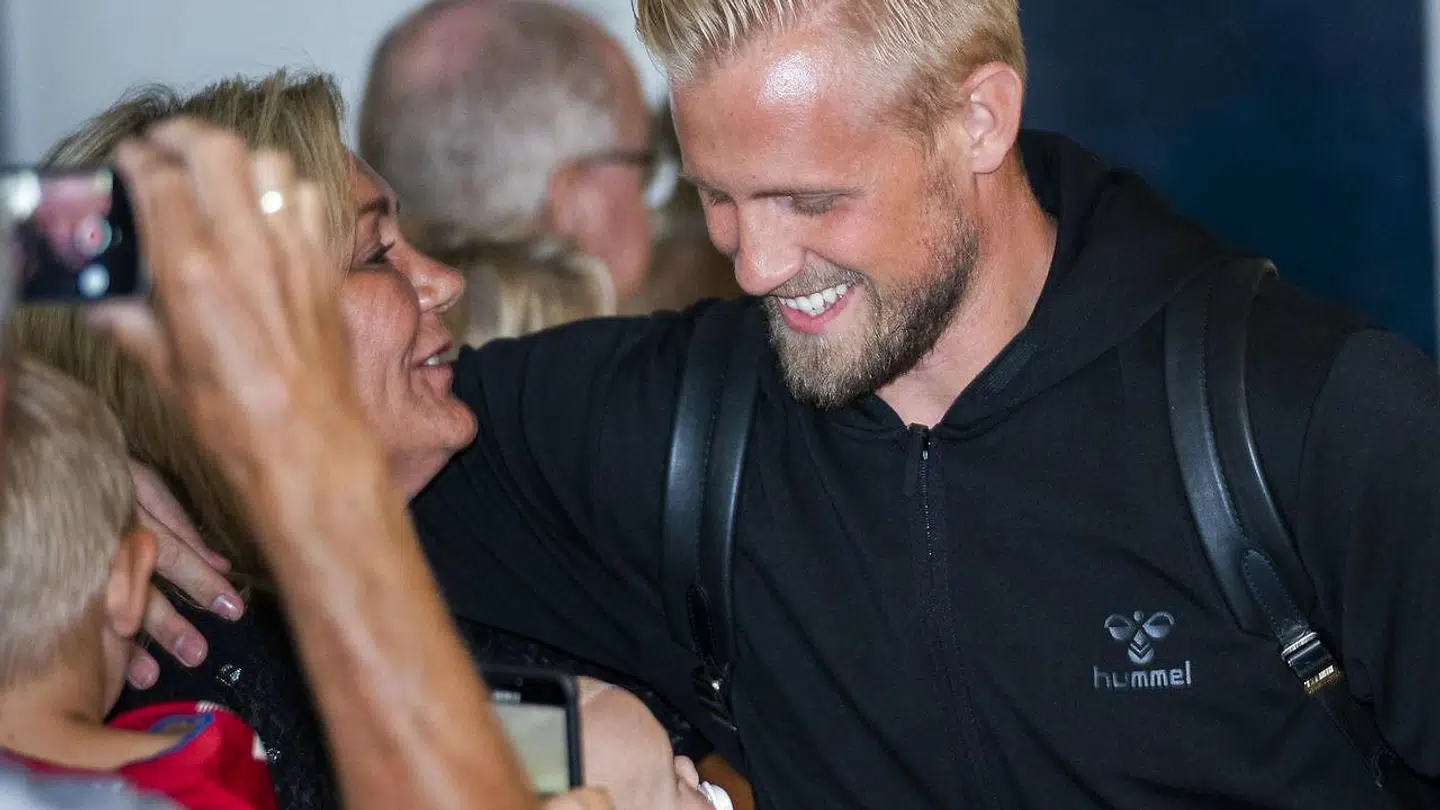 Kasper Schmeichel hilser på familie og venner i Københavns Lufthavn efter sit VM.