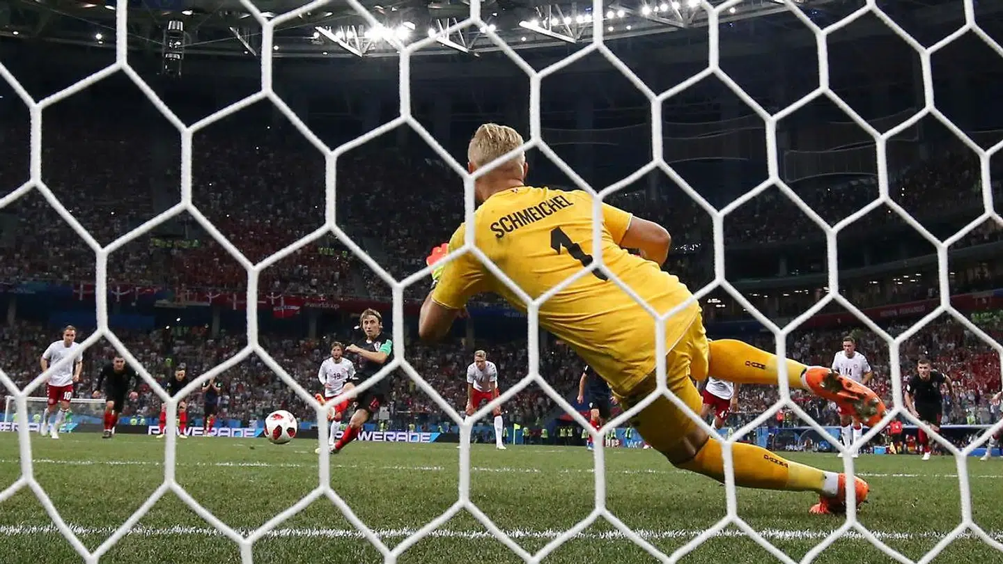 Kasper Schmeichel redder her straffesparket fra Luka Modric.