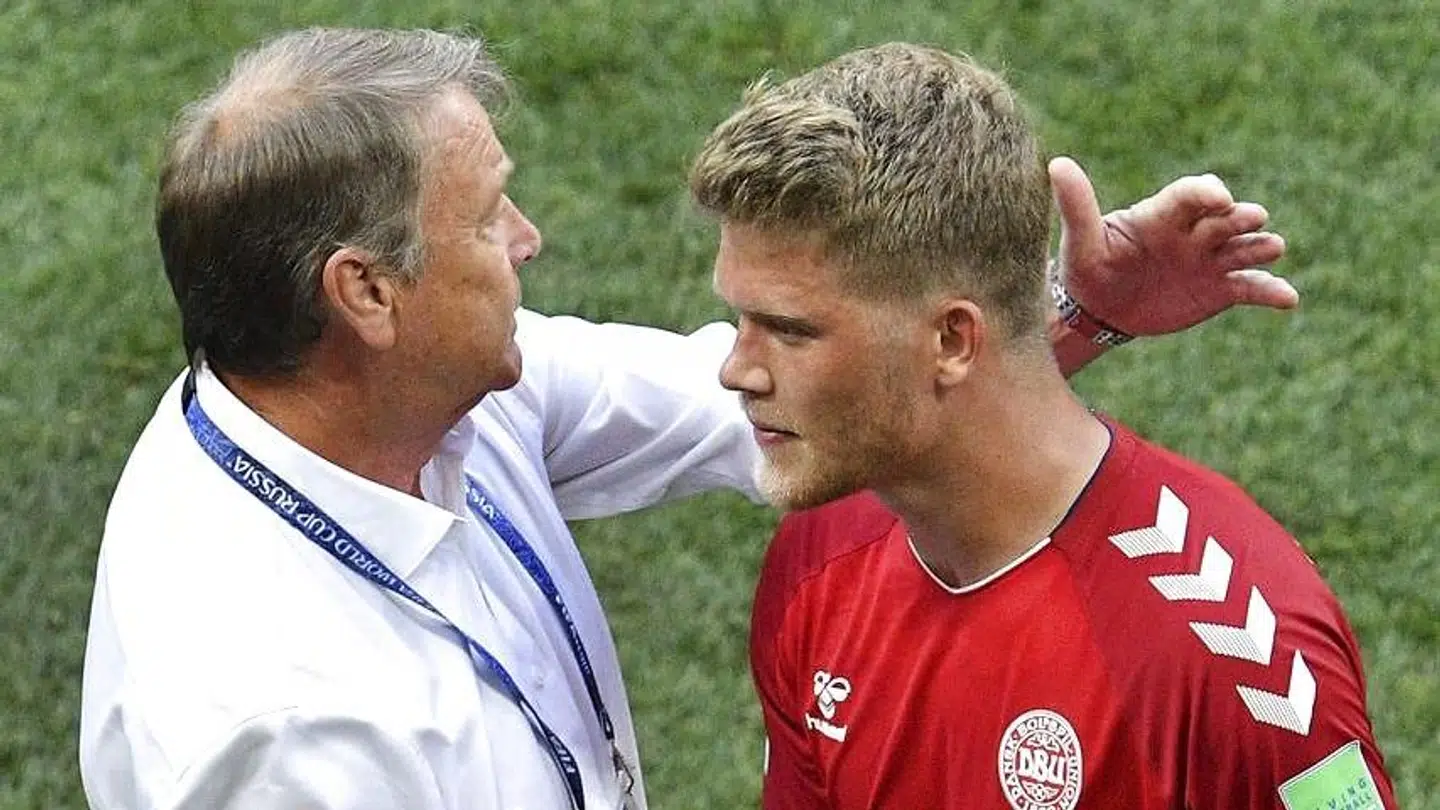 Åge Hareide skifter her Cornelius ud efter en flot spillet kamp af angriberen.