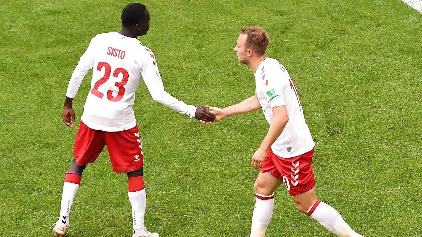 Pione Sisto og Christian Eriksen klapper hænder i 1-1-kampen mod Australien.
