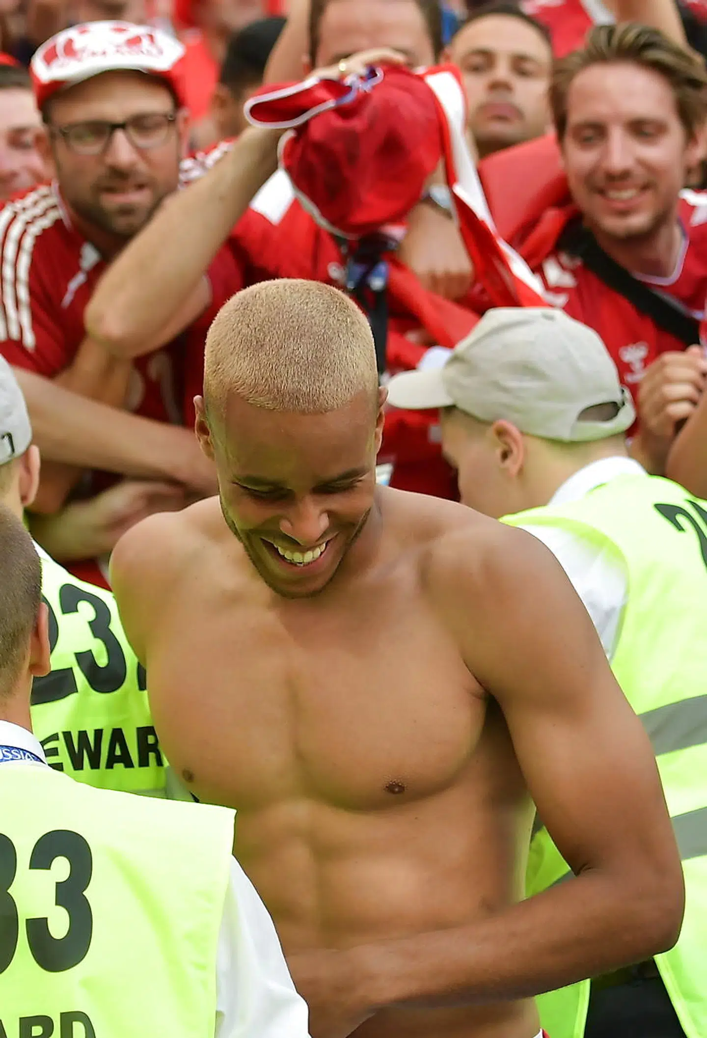 Mathias Zanka Jørgensen hilser på fans efter kampen mod Frankrig.