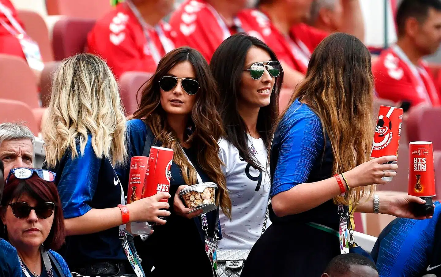 De franske spillerkoner hyggede sig ret fint inden kampen mod Danmark. Det har de muligvis ikke helt gjort, da kampen gik i gang.