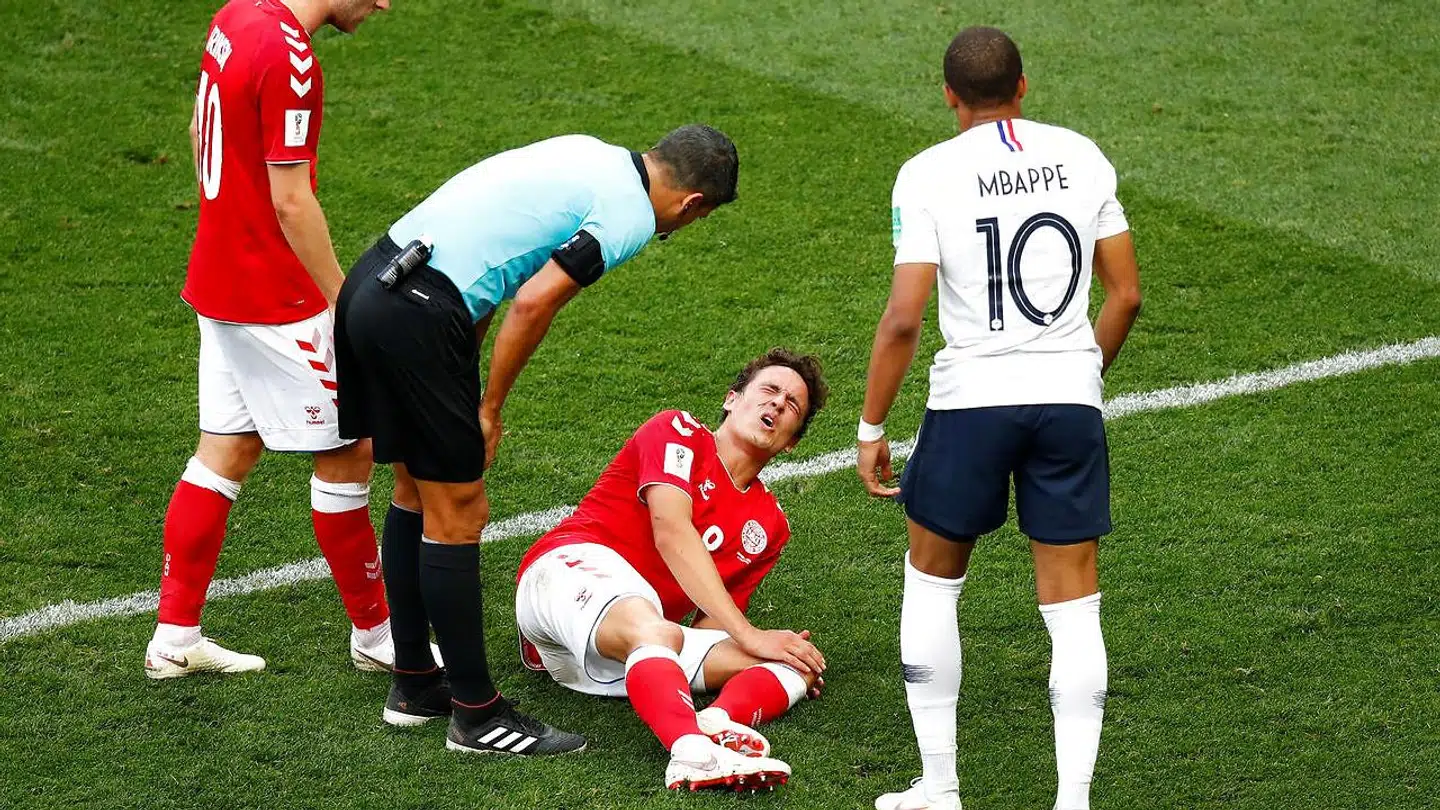 Thomas Delaney blev trådt på knæet i slutningen af anden halvleg.