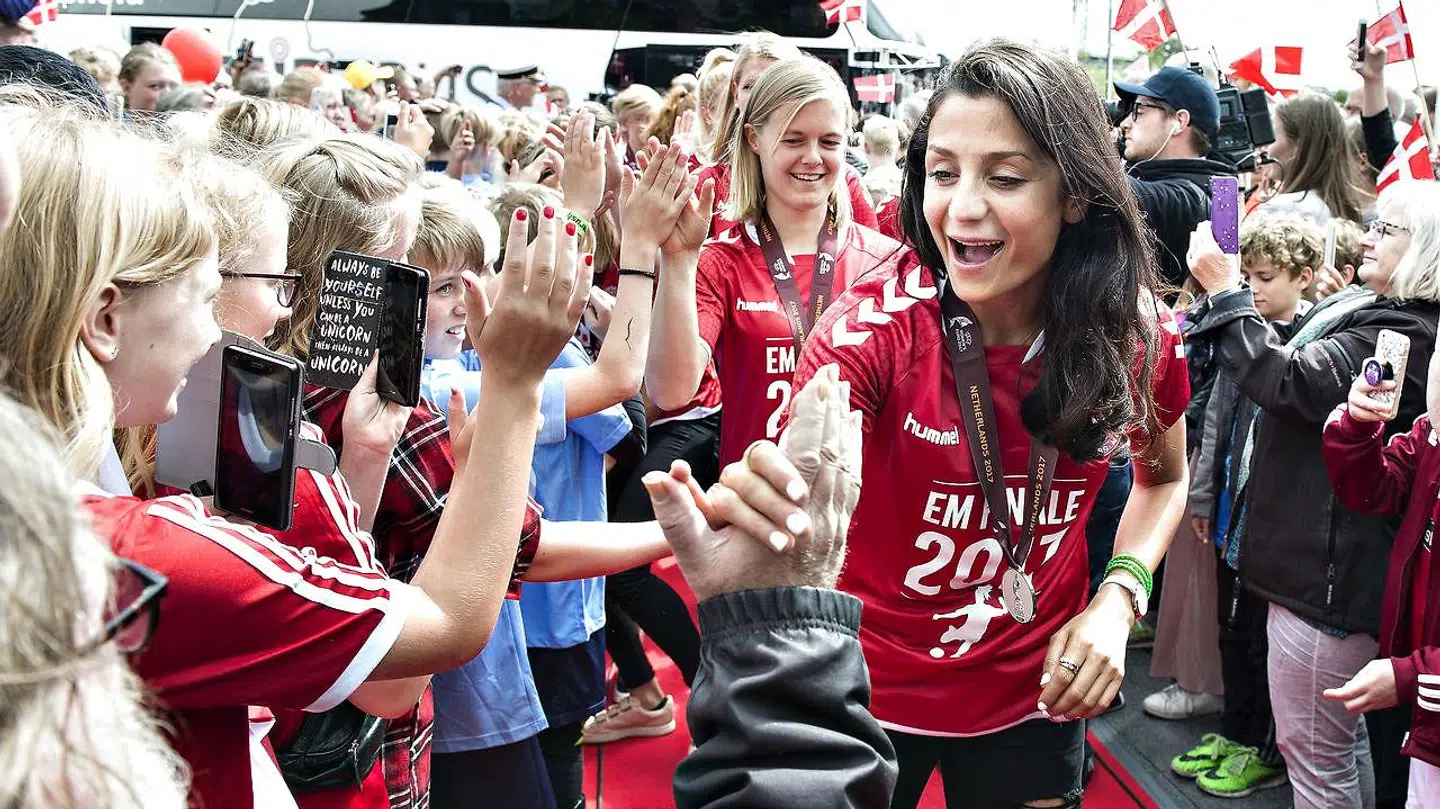 Nadia Nadim og resten af kvindelandsholdet blev den 7. august hyldet på Viborg Rådhus efter hjemkomsten til Danmark med EM-sølvmedaljer.