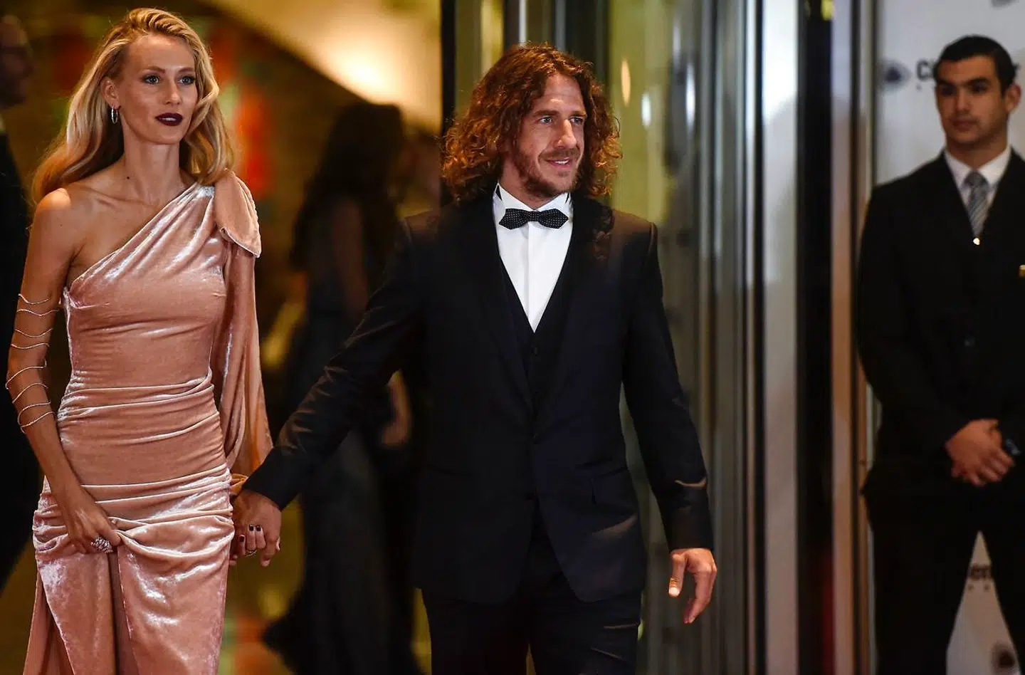 Carles Puyol har ikke lige så langt hår som hustruen Vanessa Lorenzo. Her ses de sammen til Lionel Messis bryllup sidste år.