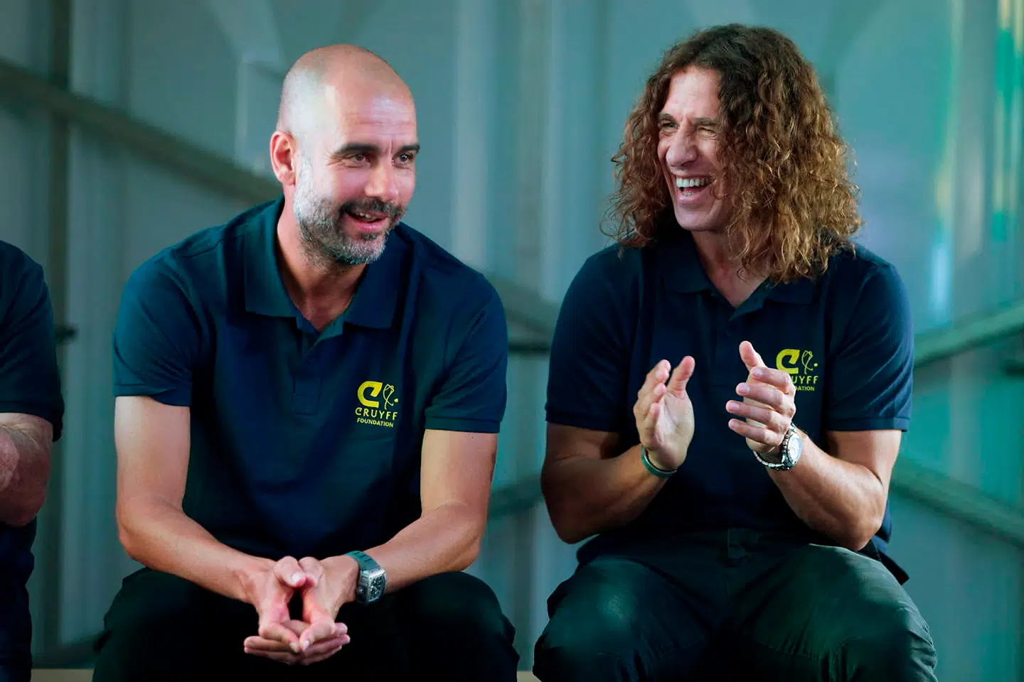Carles Puyol sammen med Pep Guardiola, som har meget mindre hår.