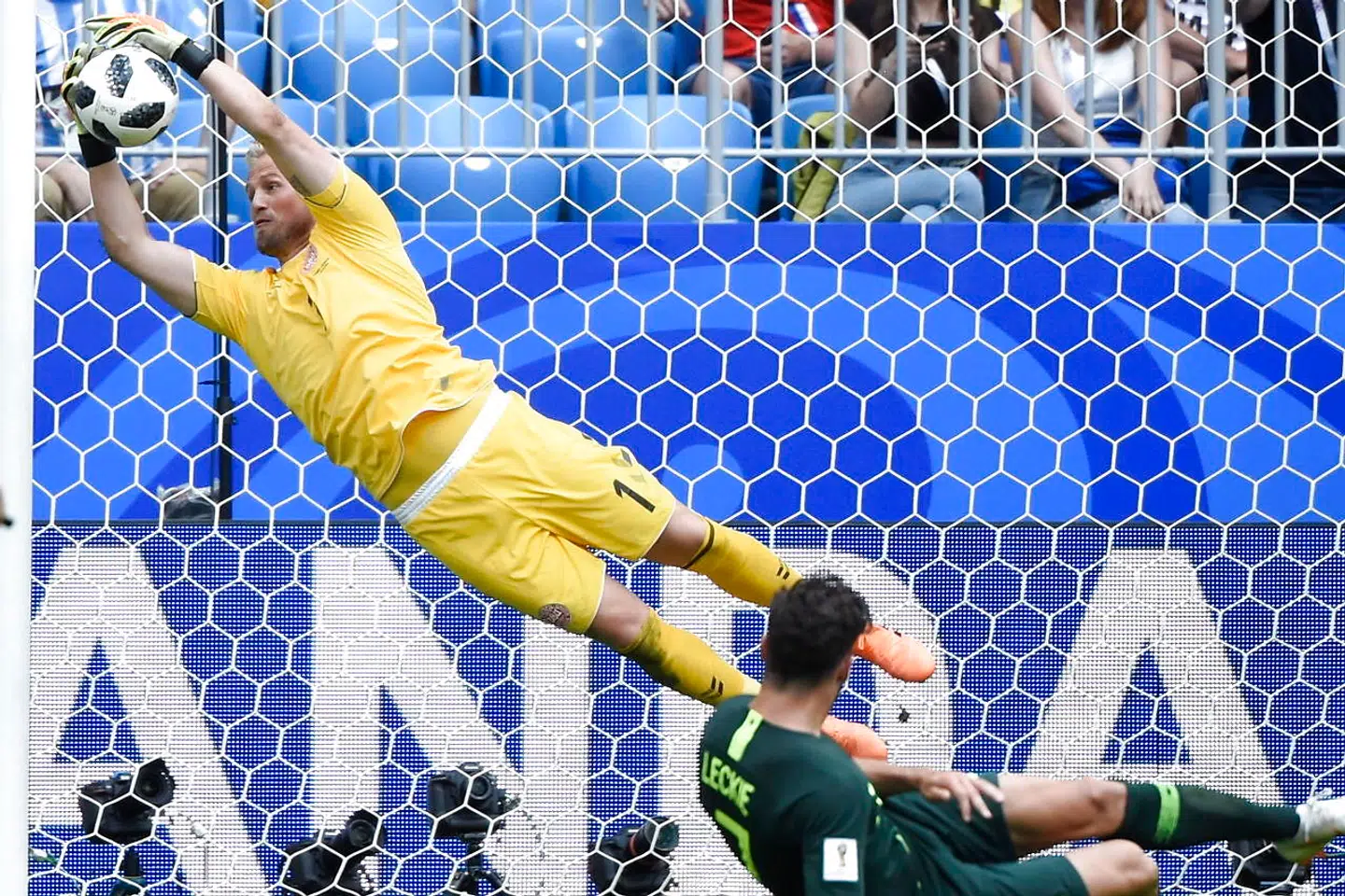 Kasper Schmeichel med flot redning mod Australien.