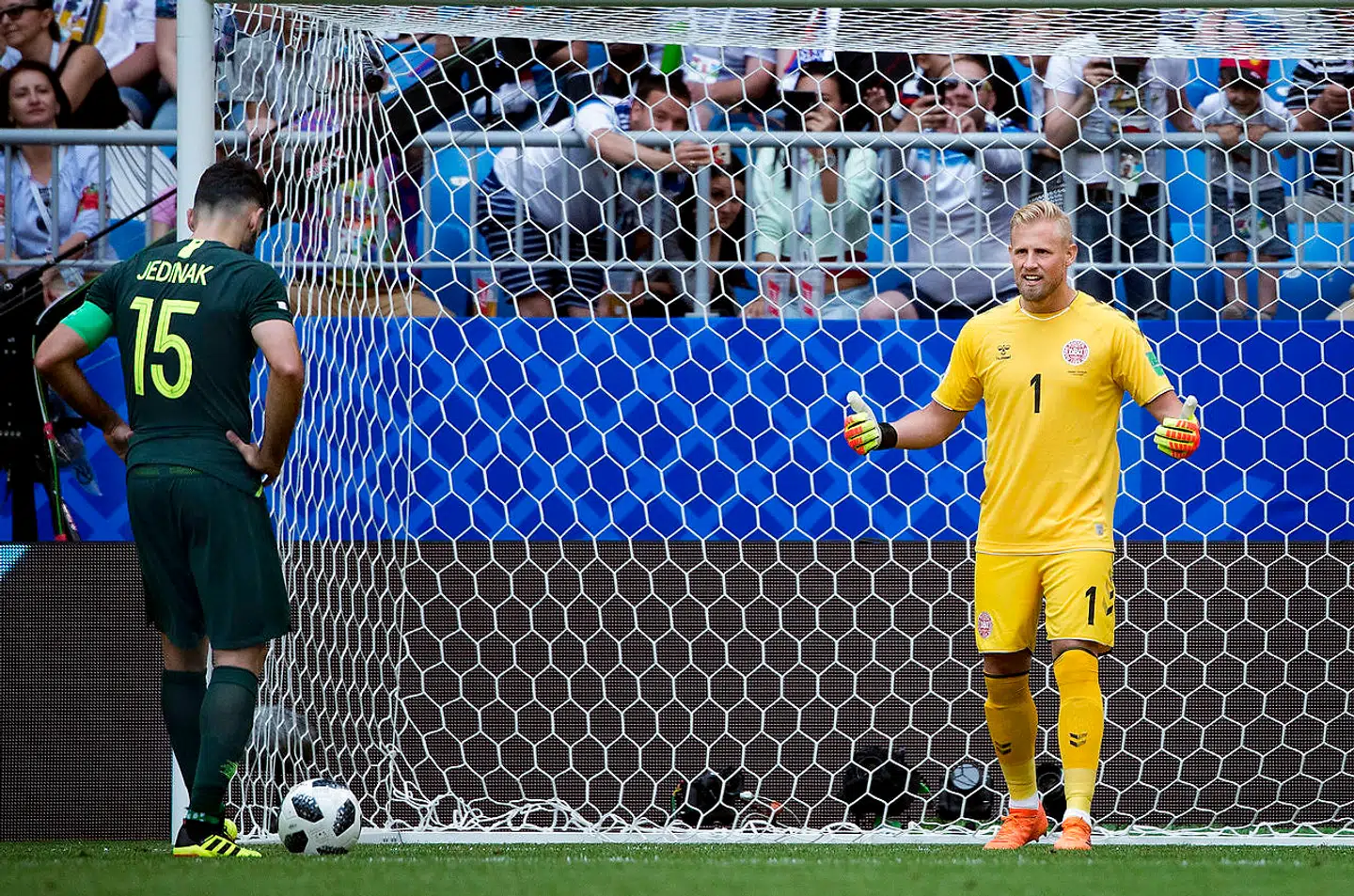 Kasper Schmeichel ved straffespark mod Australiens Mile Jedinak.