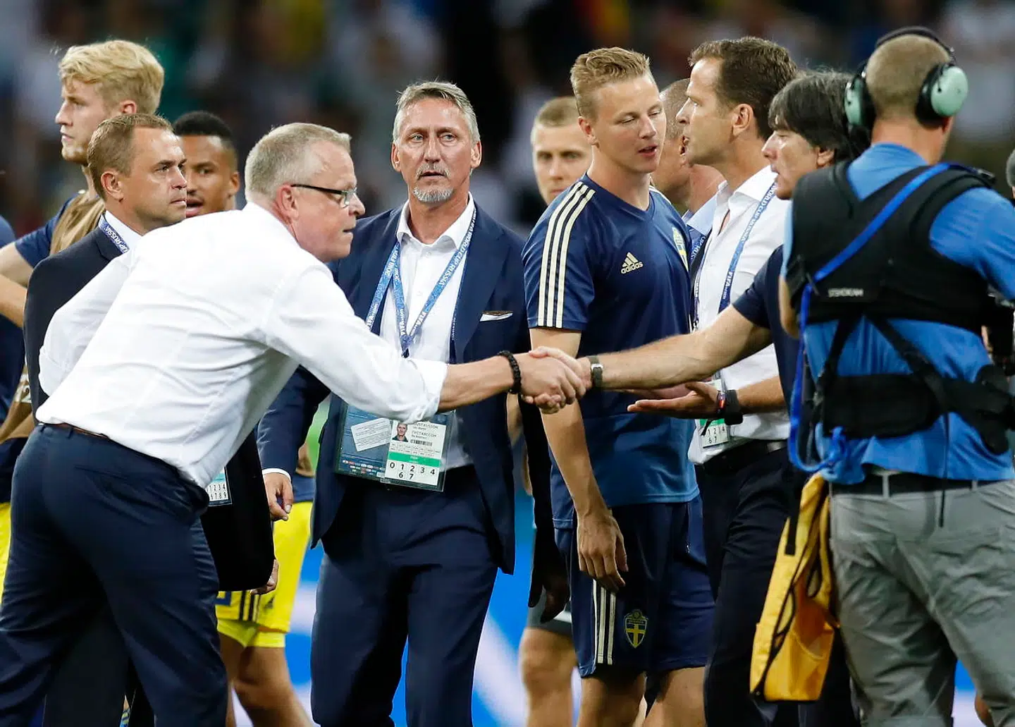 Den svenske landstræner, Janne Andersson, var faldet ned igen, da han skulle hilse på Tysklands ditto, Joachim Löw. EPA/RONALD WITTEK EDITORIAL USE ONLY