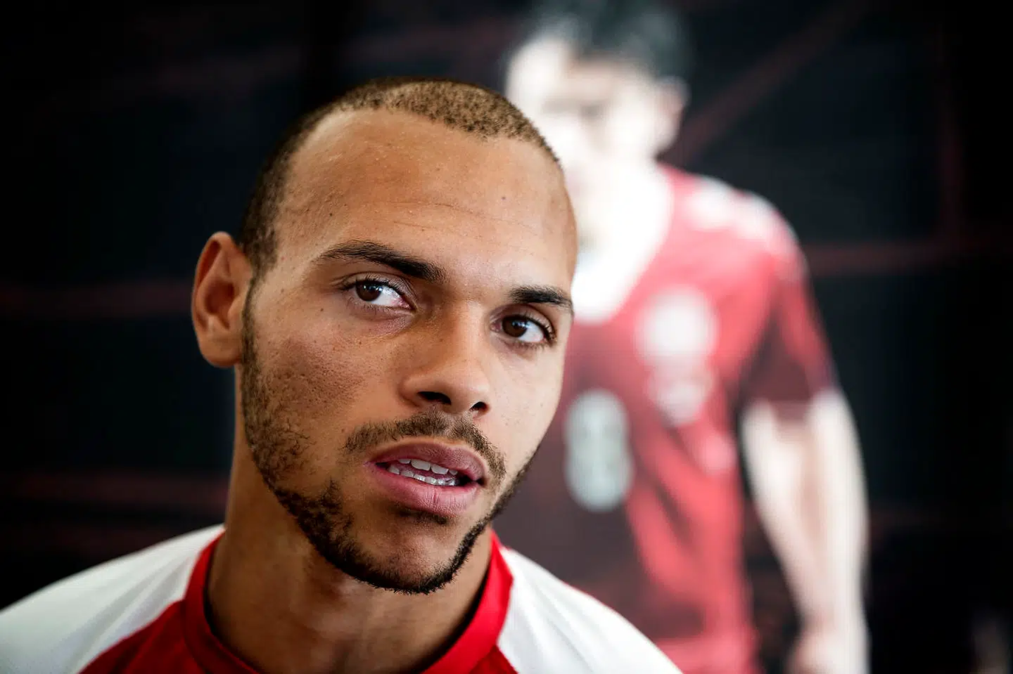 Martin Braithwaite er kæreste med franske Anne-Laure Louis. Sammen har de en søn. Tirsdag skal Braithwaite og landsholdet netop op mod Frankrig i den sidste VM-gruppekamp.