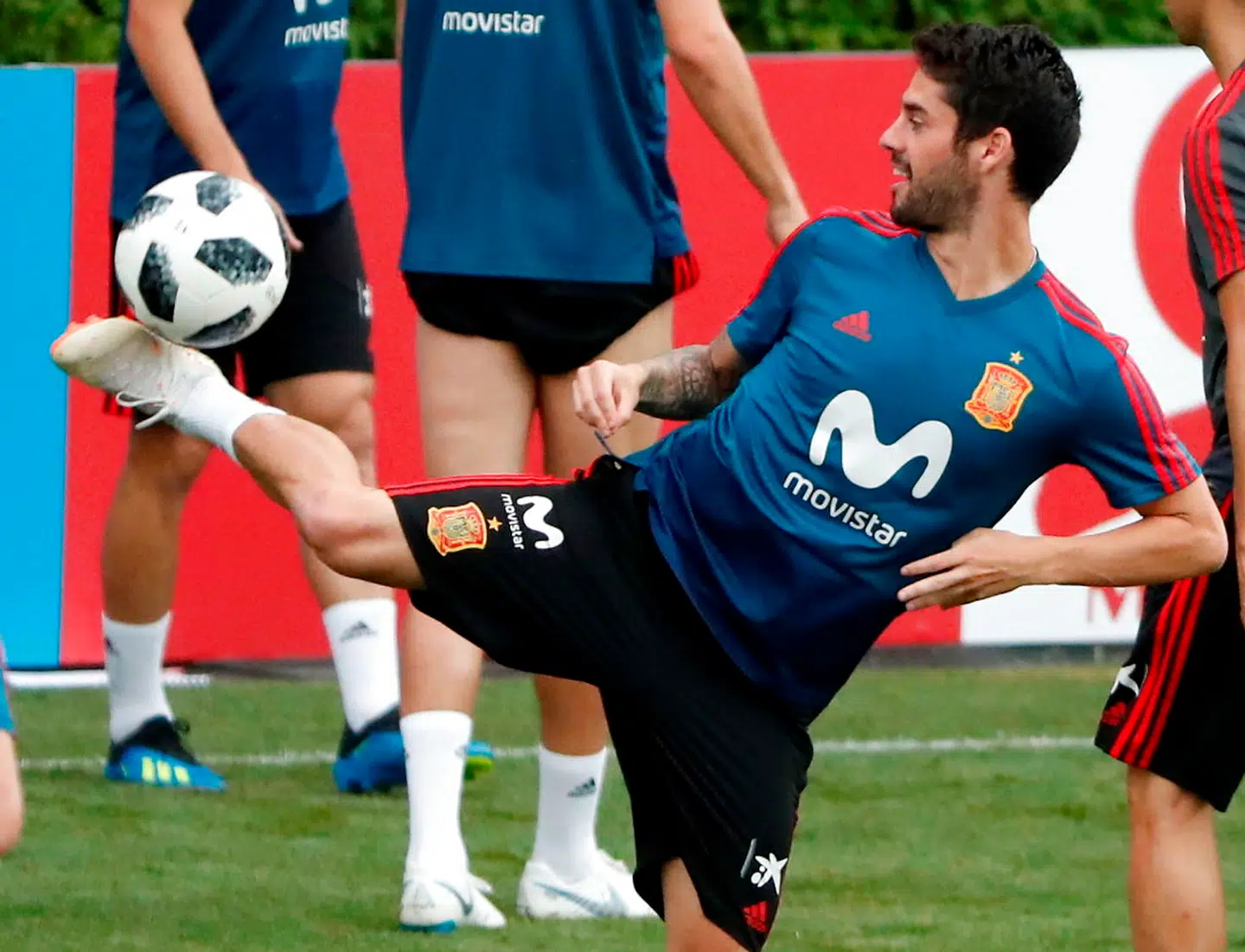 Isco leger med bolden til en VM-træning.