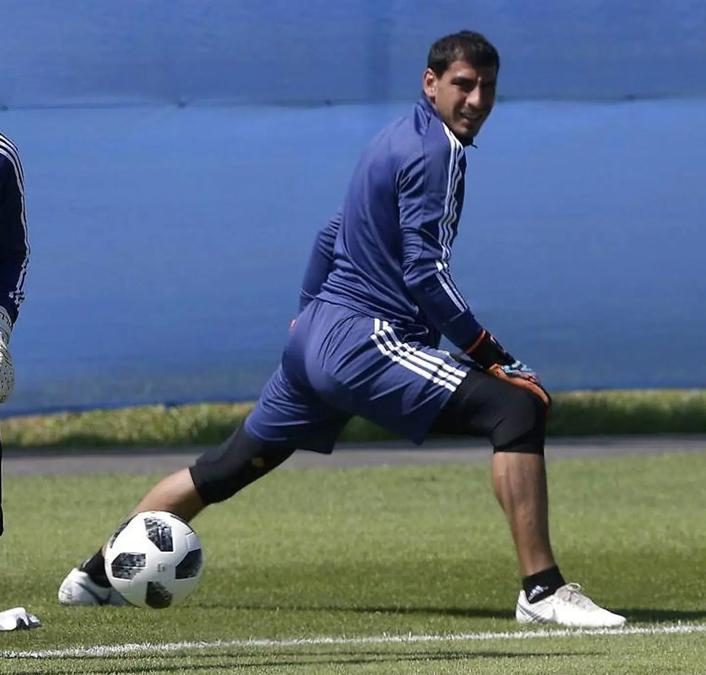 Nahuel Guzman med de store fødder.