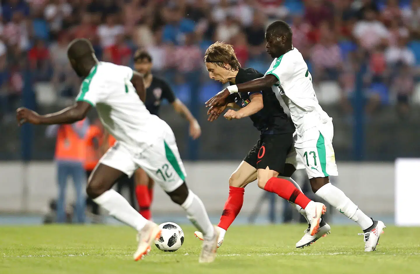 Badou Ndiaye hænger her på ryggen af Luka Modric.