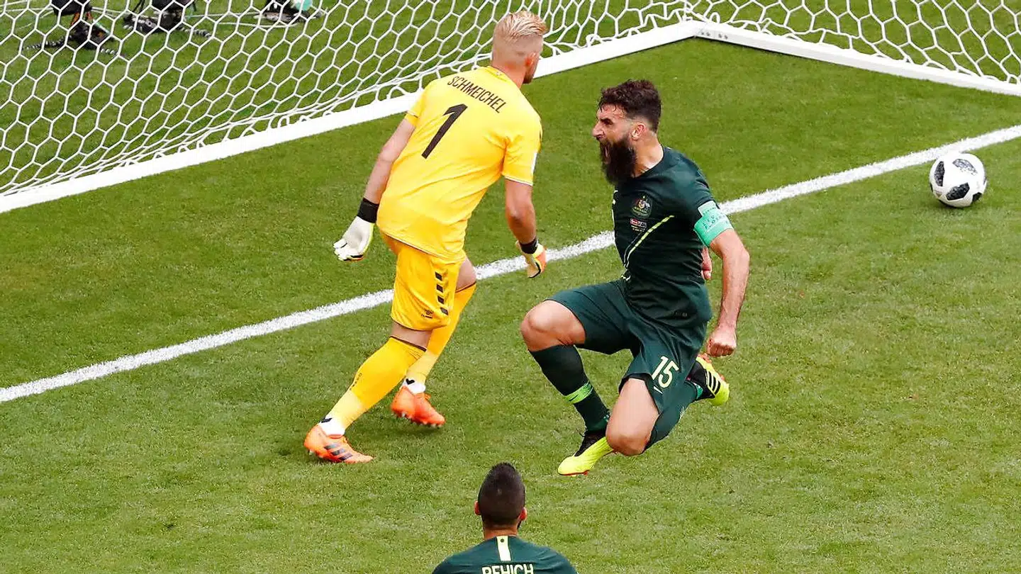 Kasper Schmeichel måtte torsdag hente bolden fra eget net.