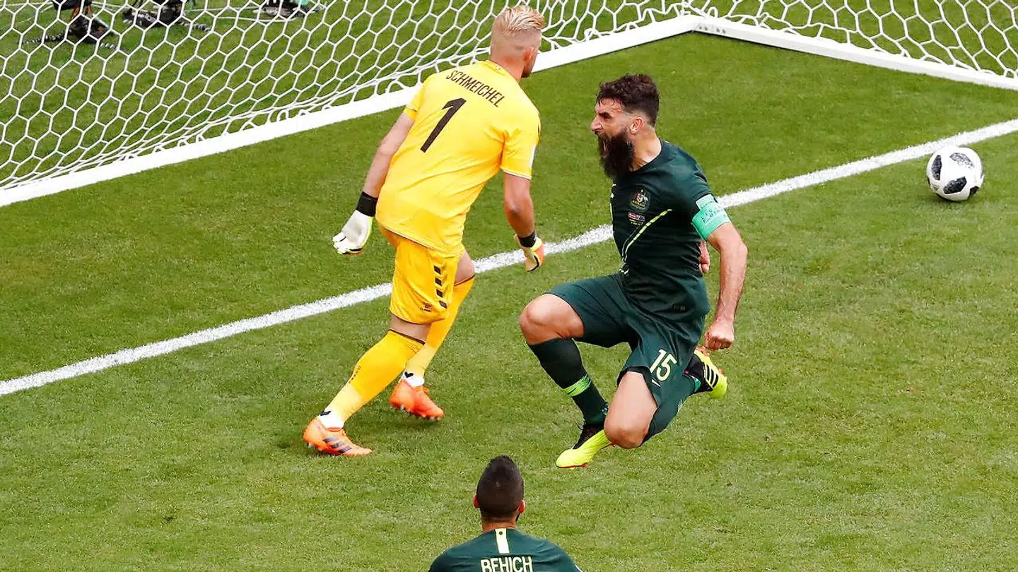 Kasper Schmeichel måtte desværre - set med danske brille - hente bolden i eget net.