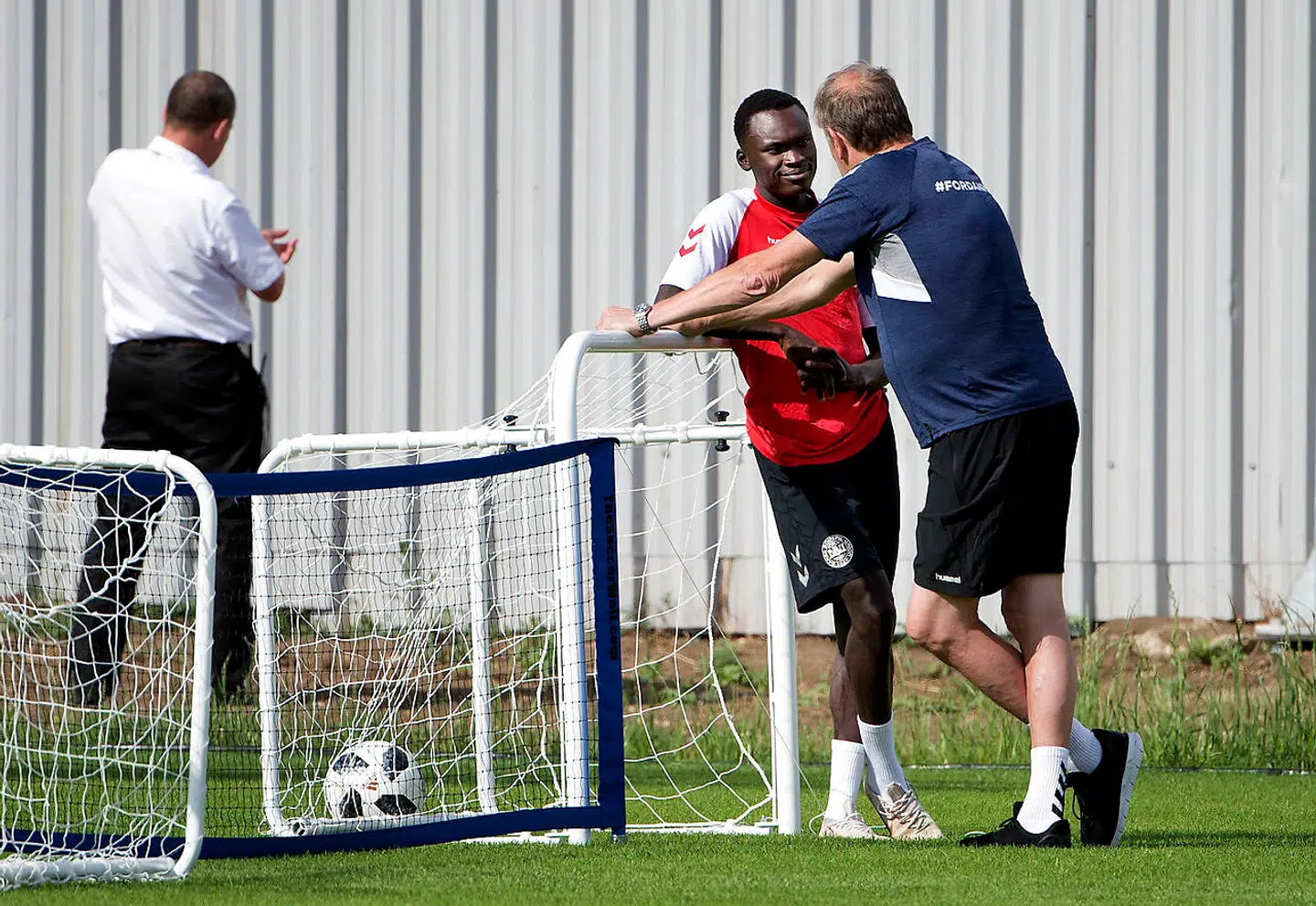Landstræner Åge Hareide og Pione Sisto under træningen i Anapa.