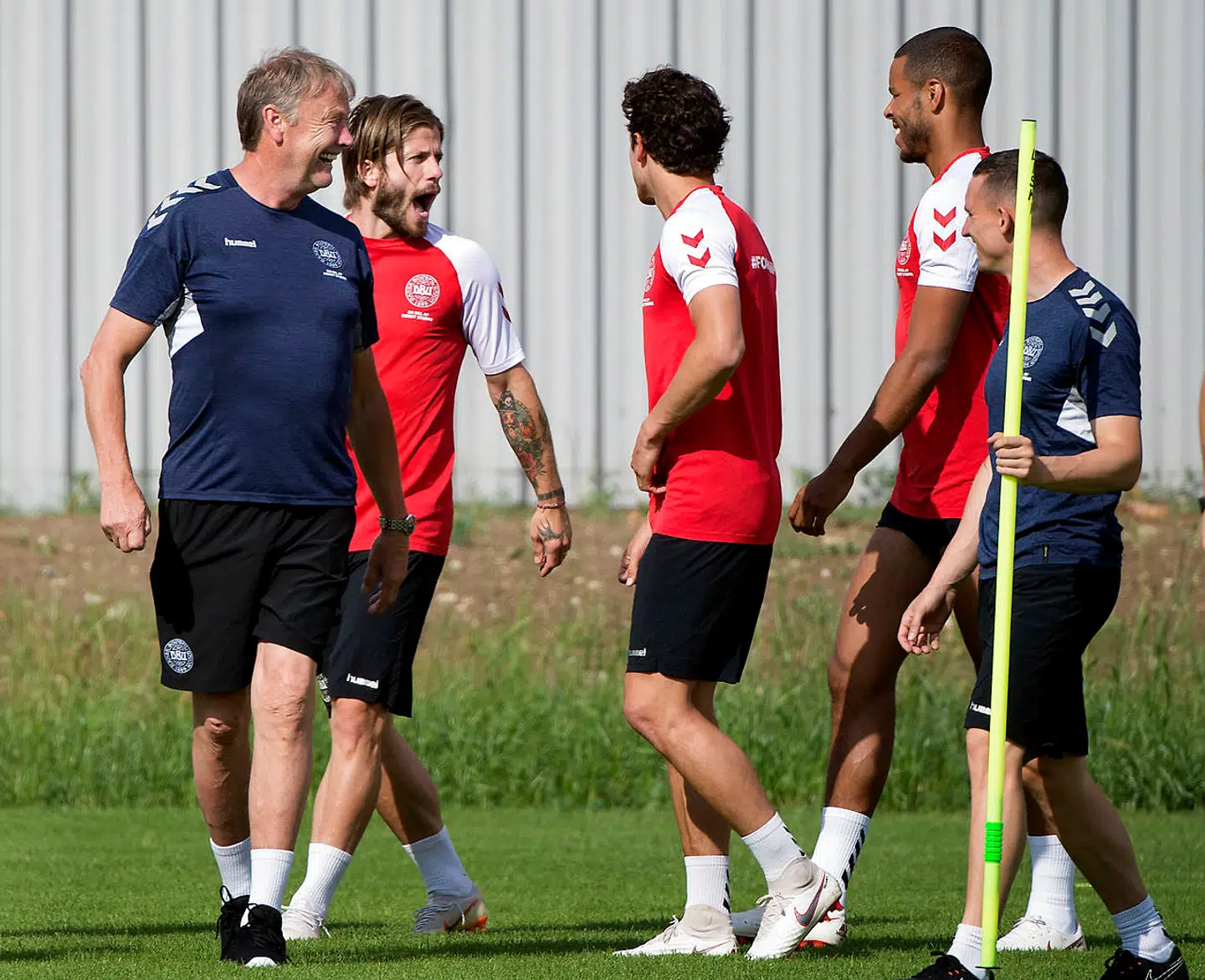 Landstræner Åge Hareide, Lasse Schöne, Thomas Delaney og Mathias ''Zanka'' Jørgensen under træningen i Anapa.