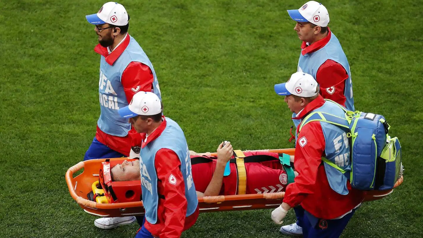 William Kvist måtte bæres fra banen.