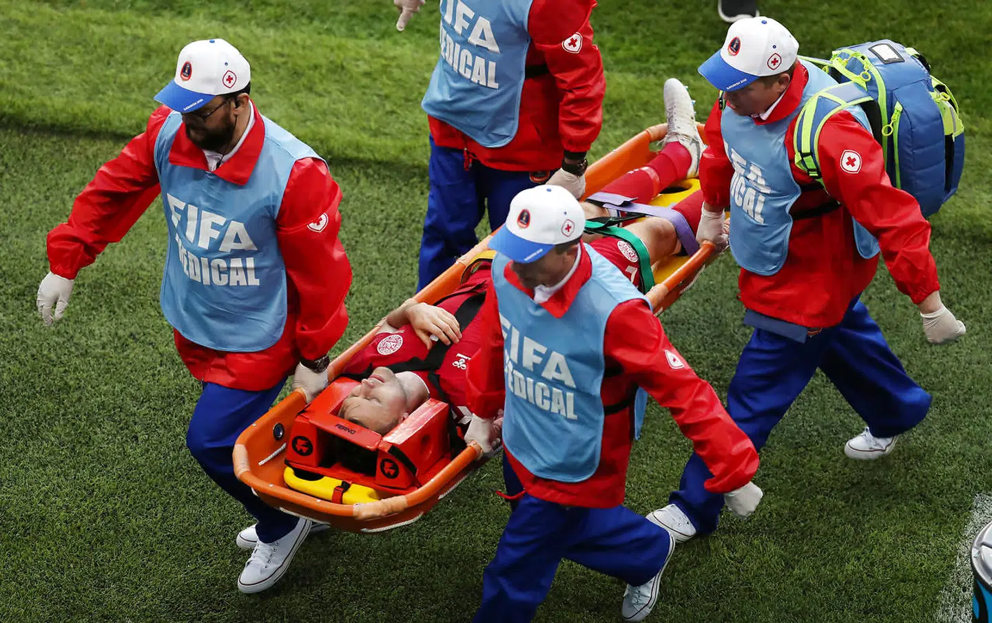 William Kvist bæres fra banen efter sin skade i kampen mod Peru.