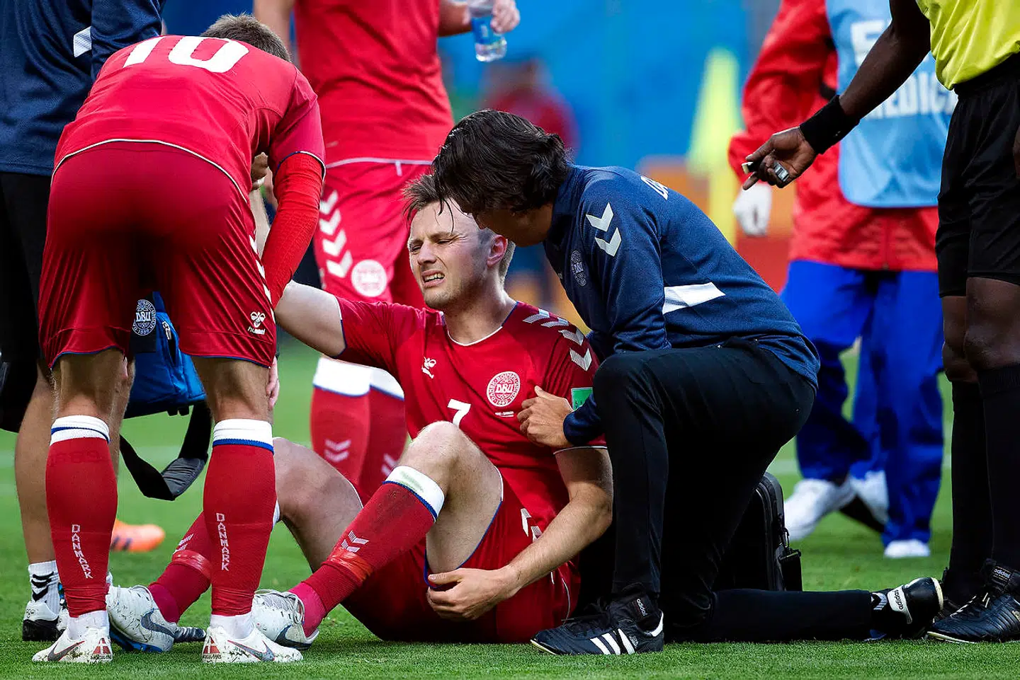 William Kvist i smerter, efter han blev ramt af et knæ i ribbenen. Hans VM synes nu slut. (Foto: Liselotte Sabroe/Ritzau Scanpix)