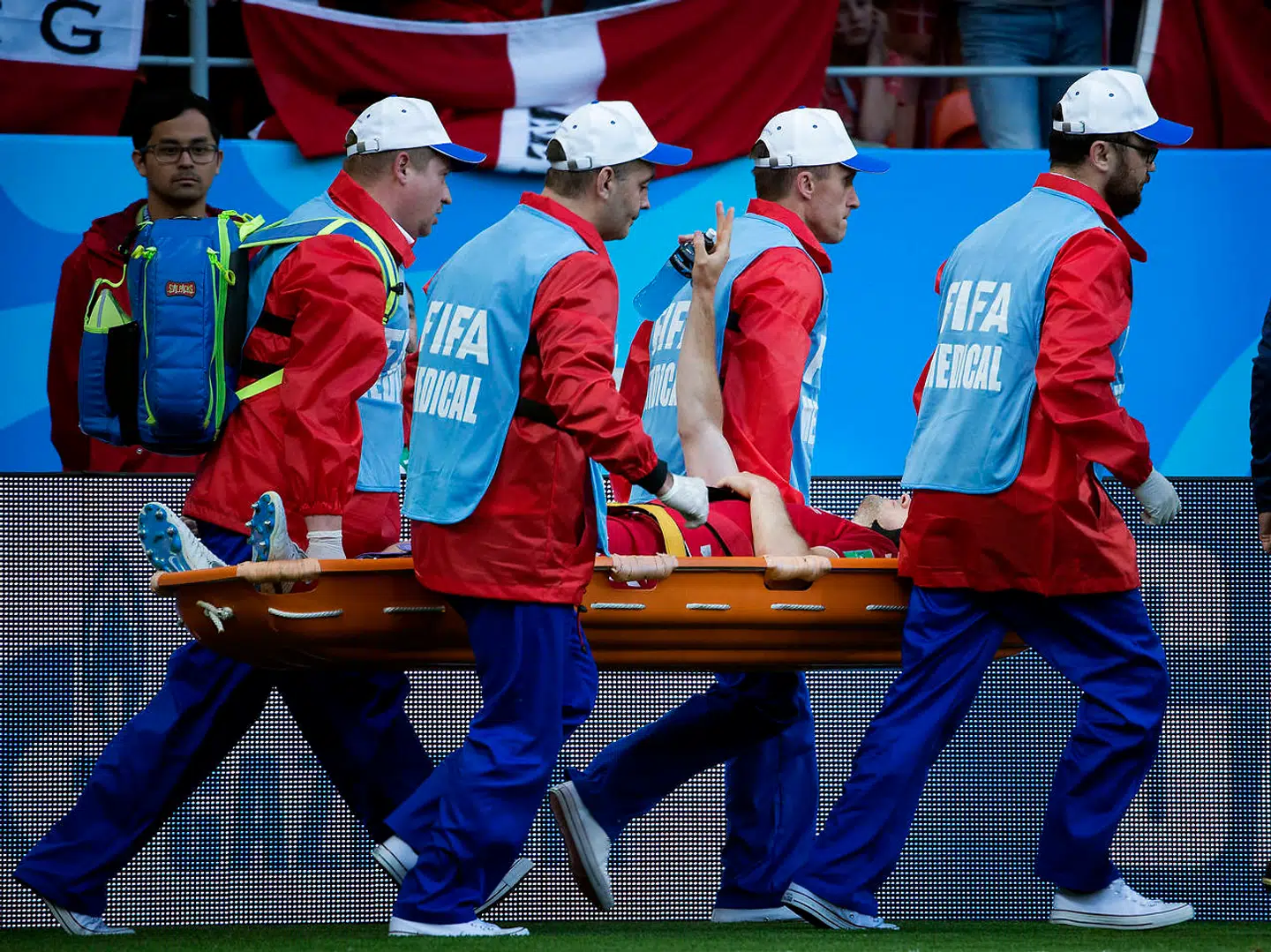 William Kvist blev skadet, men han havde alligevel overskud til at hilse på de danske fans.